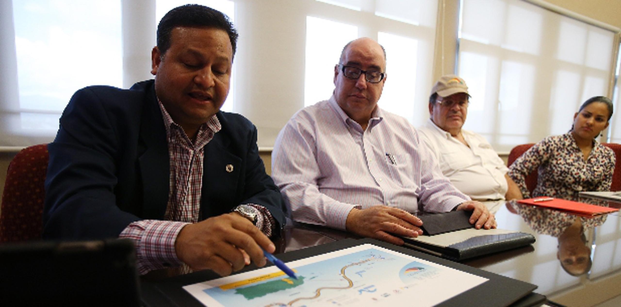 El alcalde de Caguas, William Miranda Torres, señala la ruta que recorrerá el Novotren. Lo acompañan José Izquierdo y Nelson Mattei. (jose.candelaria@gfrmedia.com)