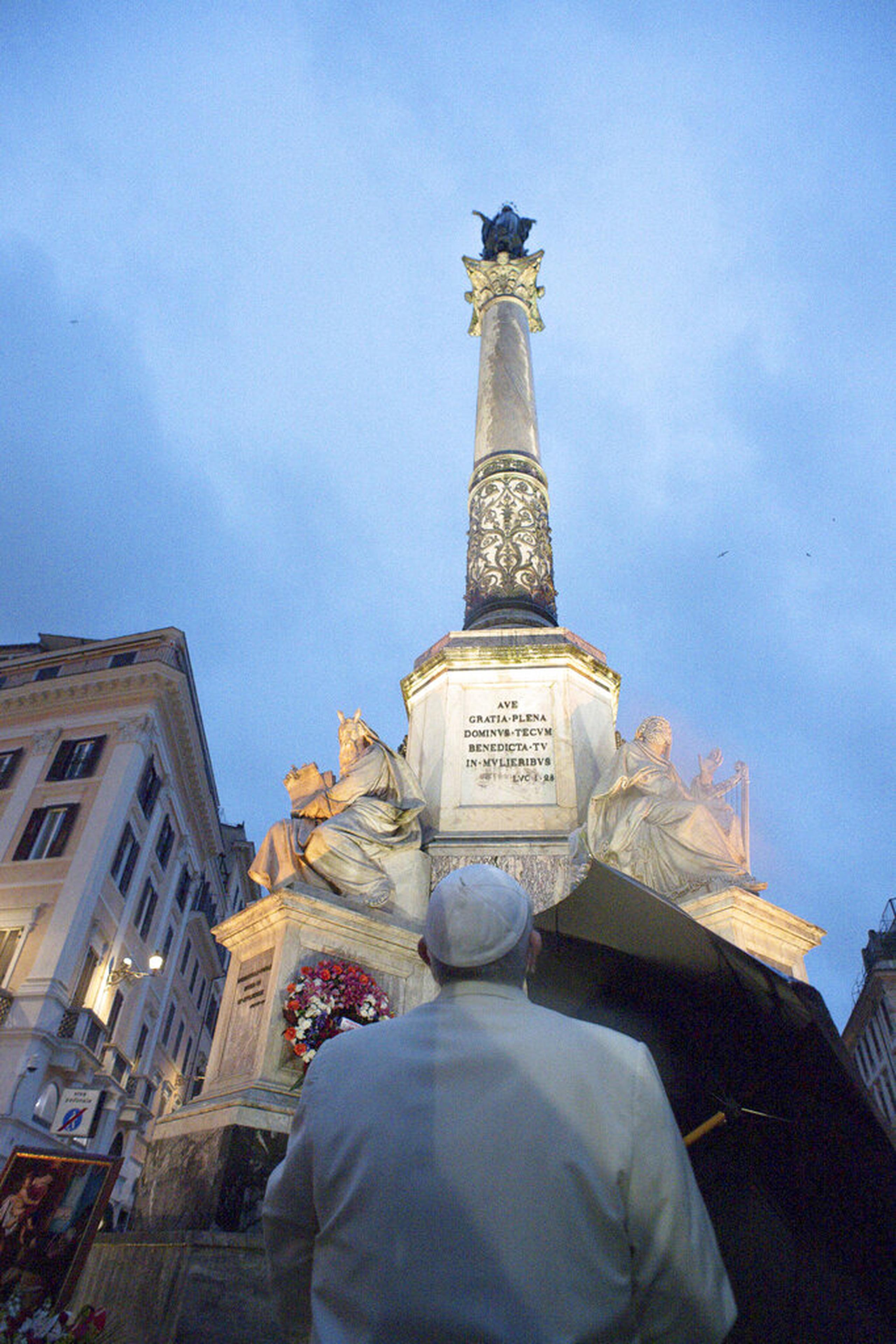 El papa Francisco reza bajo la estatua de la Virgen María con motivo del feriado de la Inmaculada Concepción, en la Plaza de España, en Roma.