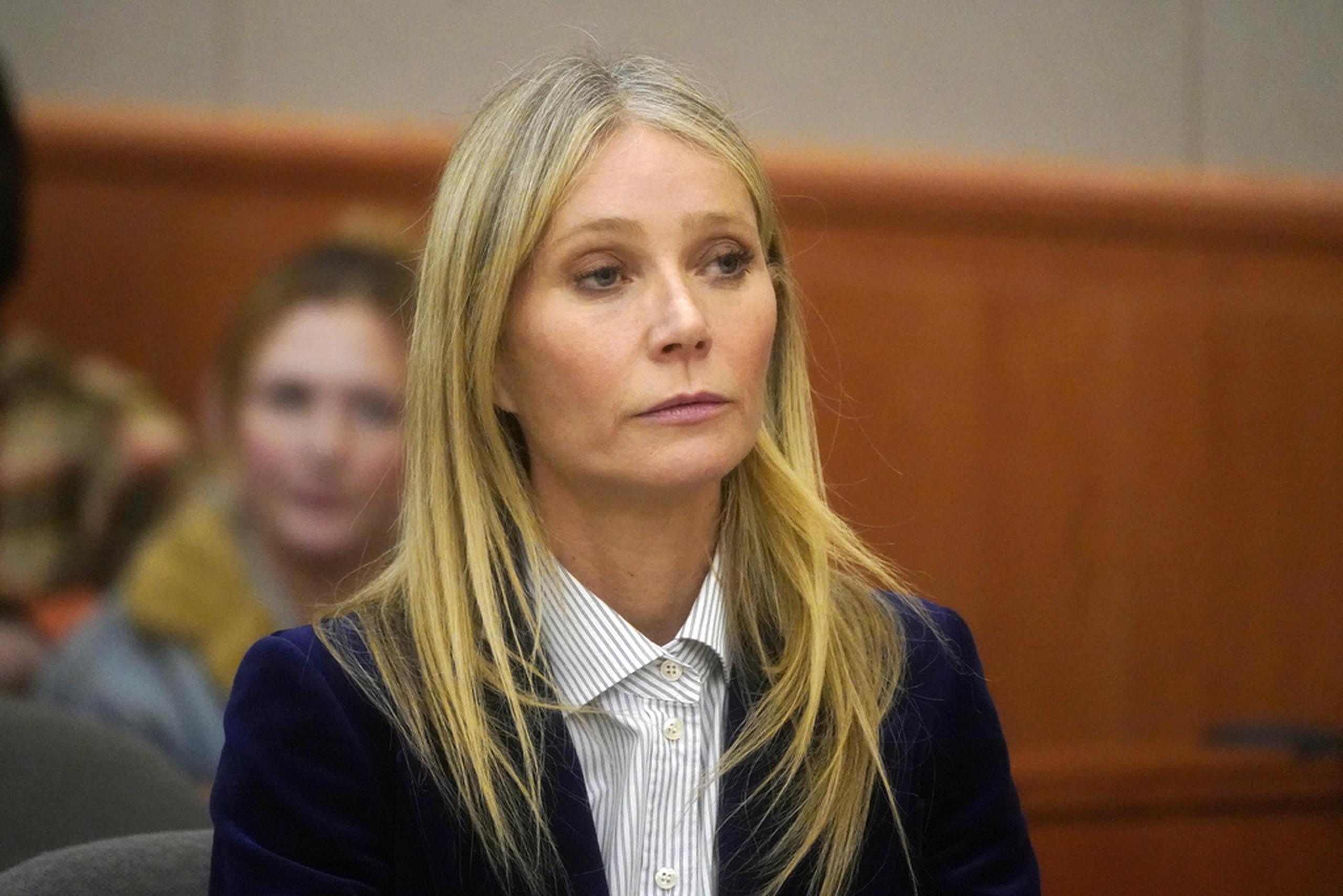 Gwyneth Paltrow reacciona al ser leído el veredicto en su juicio por el que fue declarada no culpable de un accidente de esquí, el 30 de marzo de 2023 en Park City, Utah.