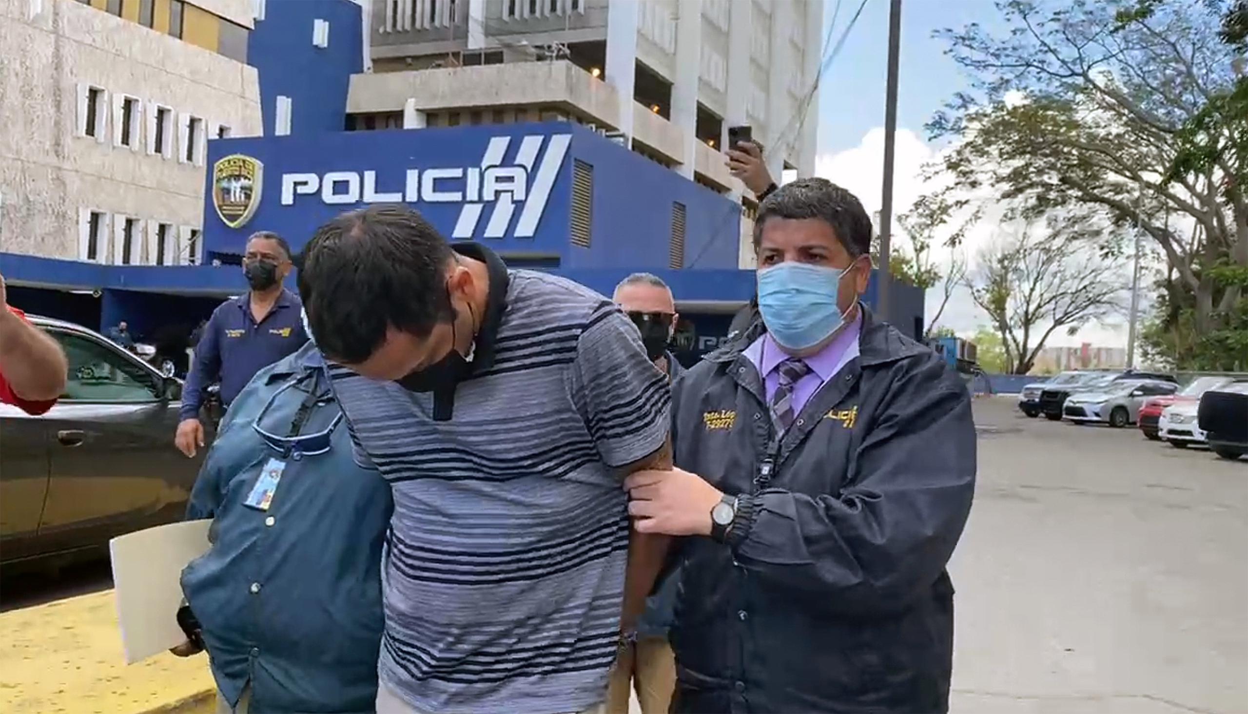 La Policía traslada a Miguel Ángel Ocasio Santiago tras ficharlo en el Cuartel General en Hato Rey, luego de la acusación por el asesinato de Andrea Ruiz Costas.