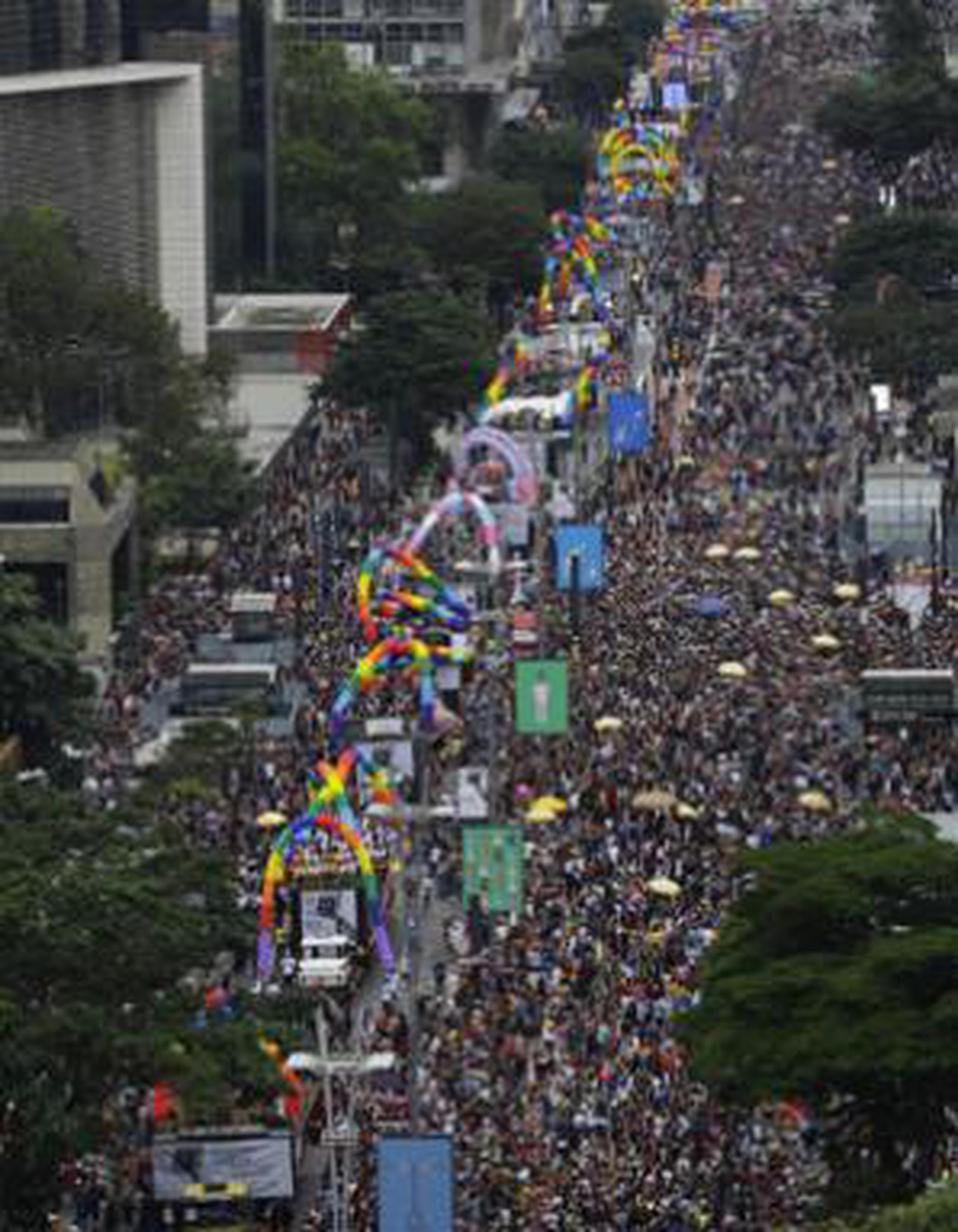 En las calles de los alrededores de la icónica Avenida Paulista, centenas de miles de personas de todas las edades lucían las conocidas banderas arco iris, además de disfraces de variados personajes y adornos multicolores. (AP)