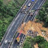 Derrumbe en autopista de China deja 24 personas muertas