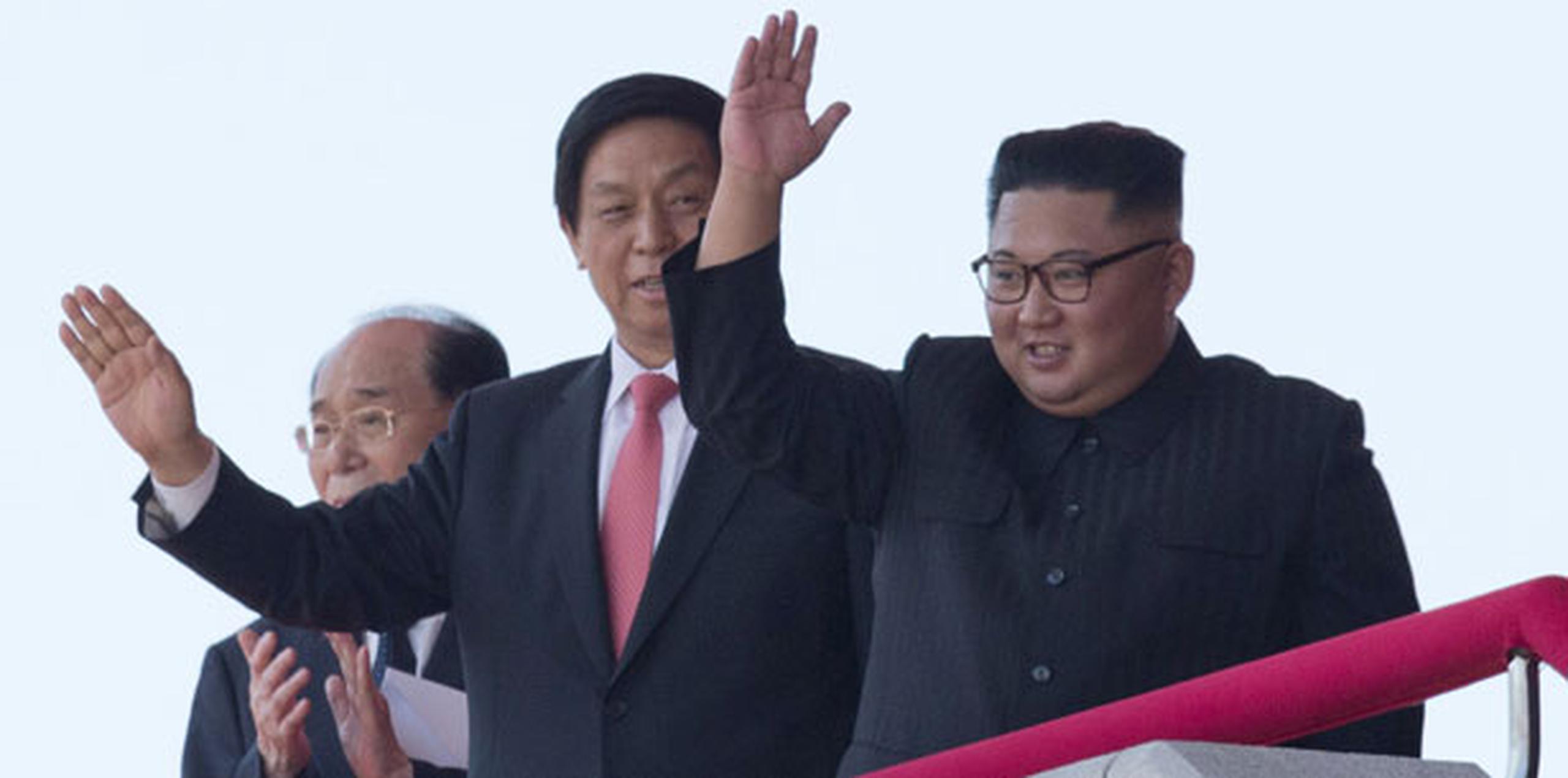 Aunque Corea del Norte realiza desfiles militares casi todos los años, y justo realizó uno antes de que comenzaran las Olimpiadas en Corea del Sur en febrero pasado, el desfile del domingo ocurrió en un momento particularmente delicado. (AP)
