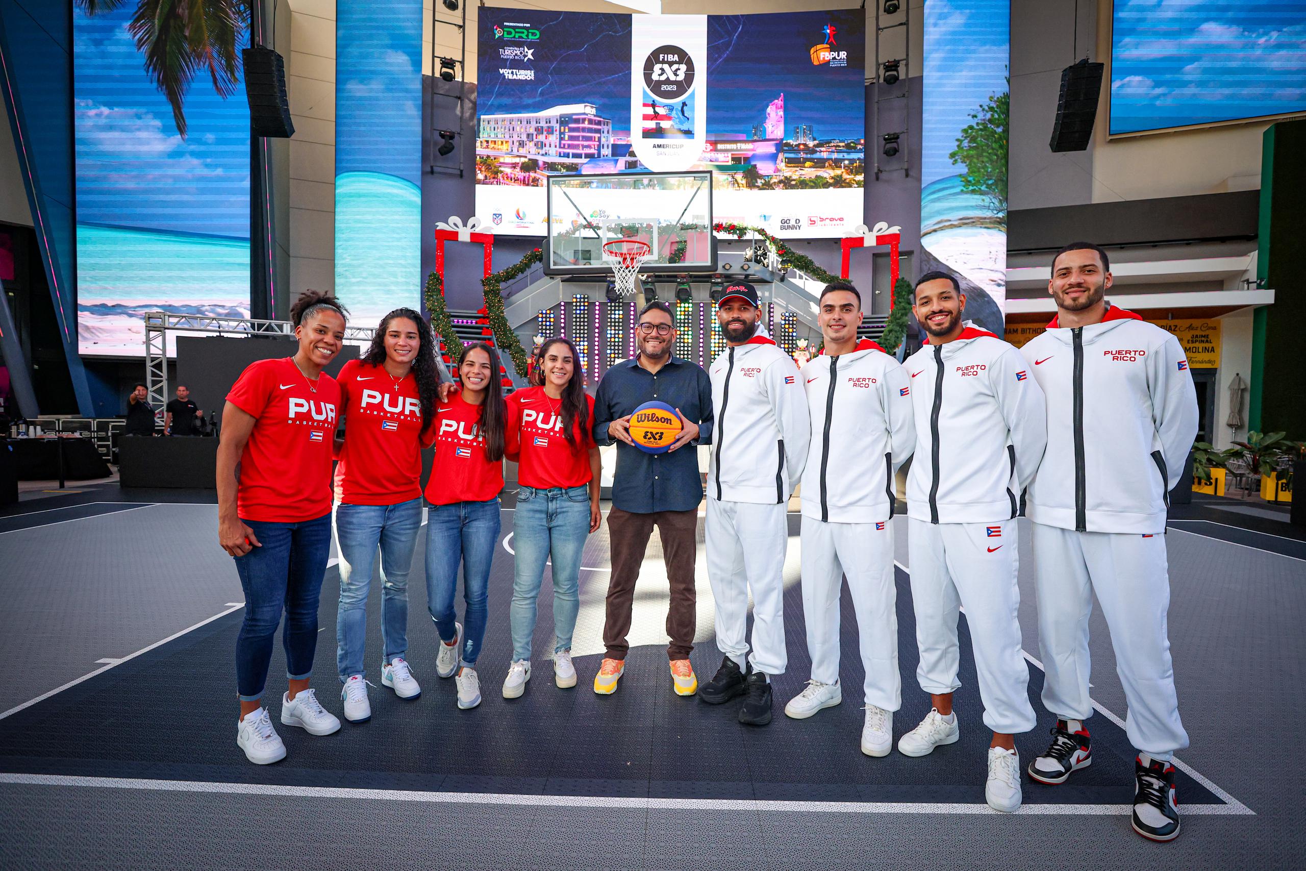 Los integrantes de los equipos de Puerto Rico 3x3 posan junto al presidente de la Federación de Baloncesto local, Yum Ramos (al centro).