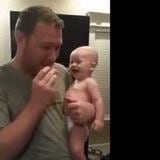 Mira cómo a este nene le da un ataque de risas viendo al papá jugar con su bobo