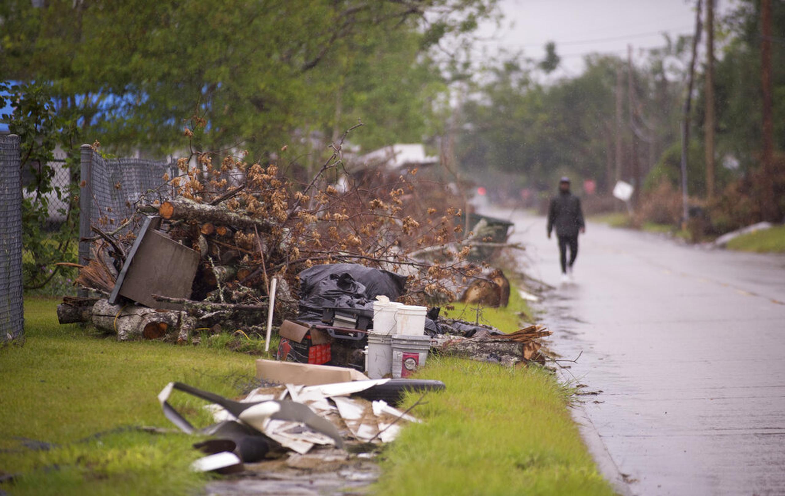 Escombros causados por el paso del huracán Laura aún se encuentran apilados a un costado de los caminos en Lake Charles mientras los residentes se preparan para la llegada del huracán Delta.
