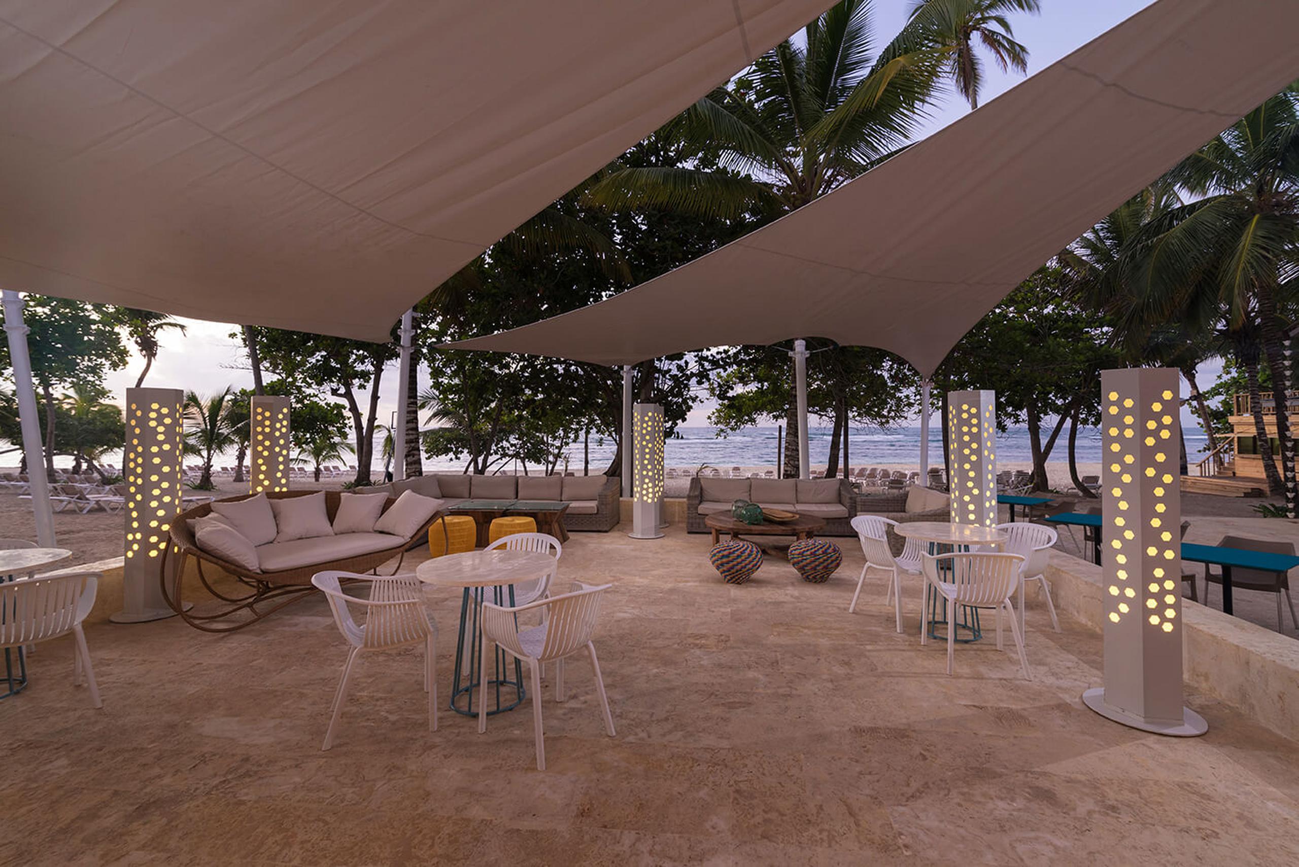Entre sus seis restaurantes, el Hotel Hodelpa cuenta con esta terraza con vista directa a la playa.