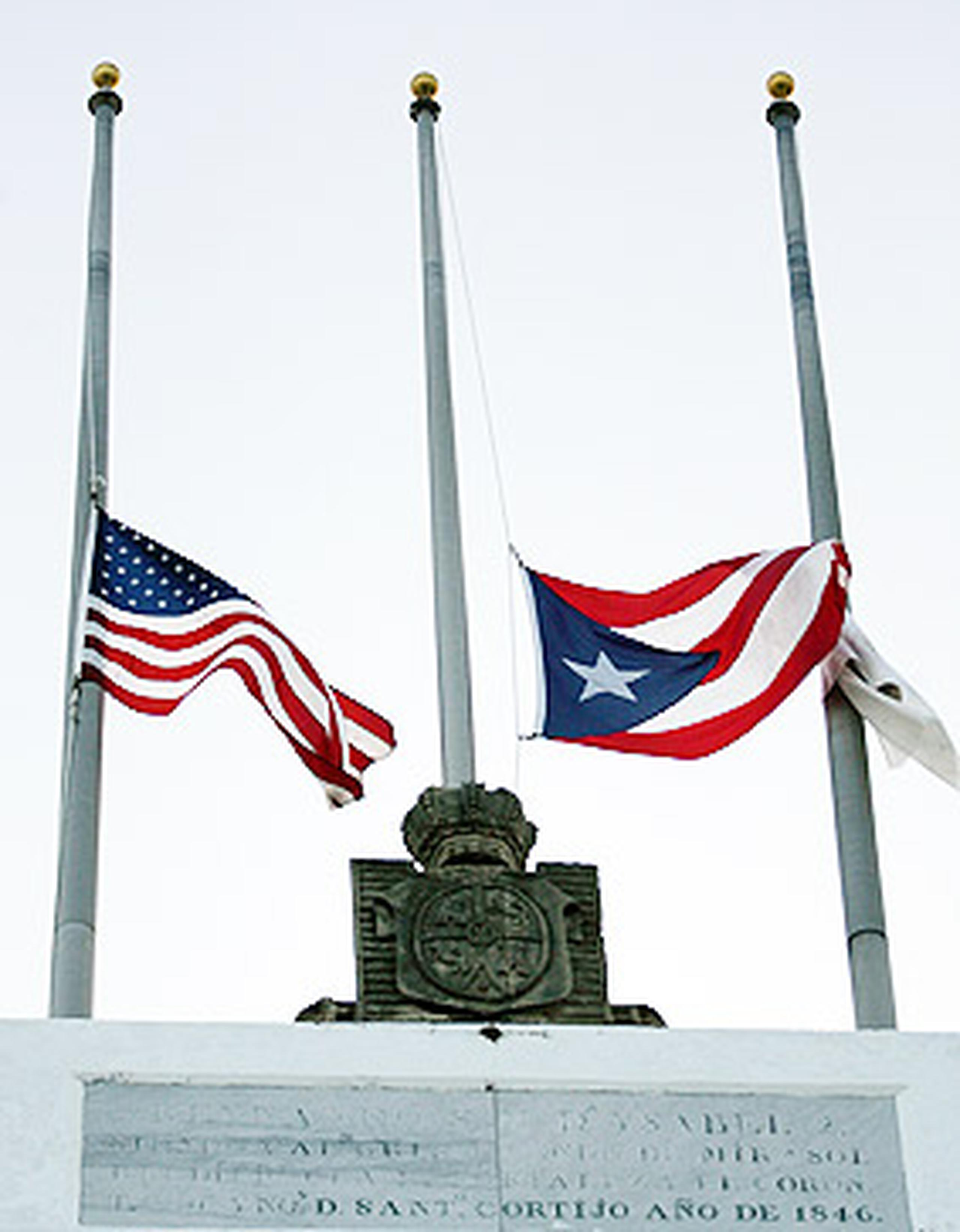 El gobernador Luis G. Fortuño ordenó que las banderas de Puerto Rico y Estados Unidos se izaran a media asta en los edificios públicos en honor a las víctimas del tiroteo de Arizona. (Archivo / END)