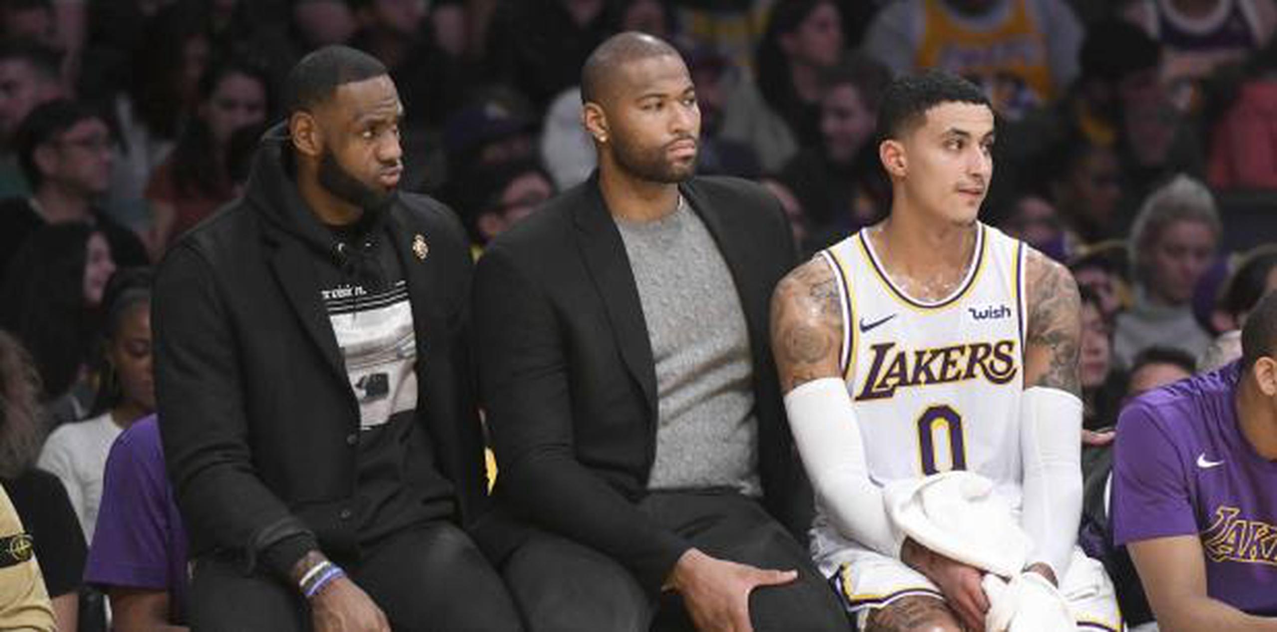 LeBron James tuvo que observar desde el banco mientras los Nuggets desmantelaron a los Lakers. (AP / Michael Owen Baker)