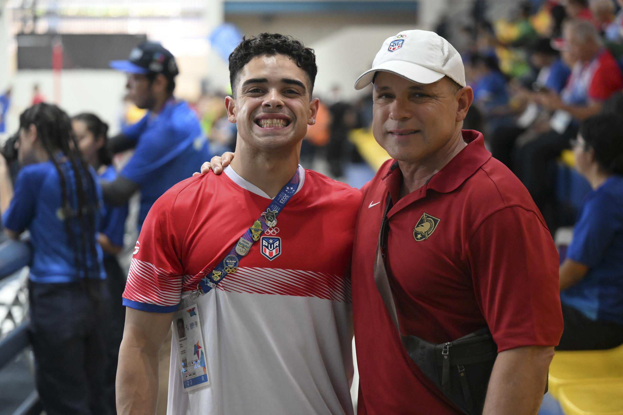 Miguel Aquino hijo y padre compartieron en los Juegos San Salvador 2023 en donde el primero compitió en gimnasia. Este 3 de agosto el atleta se graduada de la academia militar West Point.