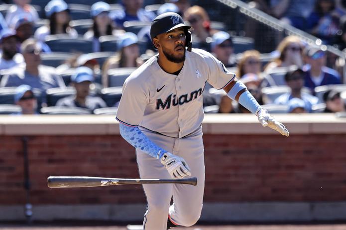 El dominicano Jerar Encarnación arroja el bate luego de pegar un grand slam por los Marlins de Miami ante el relevista Seth Lugo, de los Mets de Nueva York, en el séptimo  inning del juego del domingo 19 de junio de 2022, en Nueva York. (AP Foto/Jessie Alcheh)