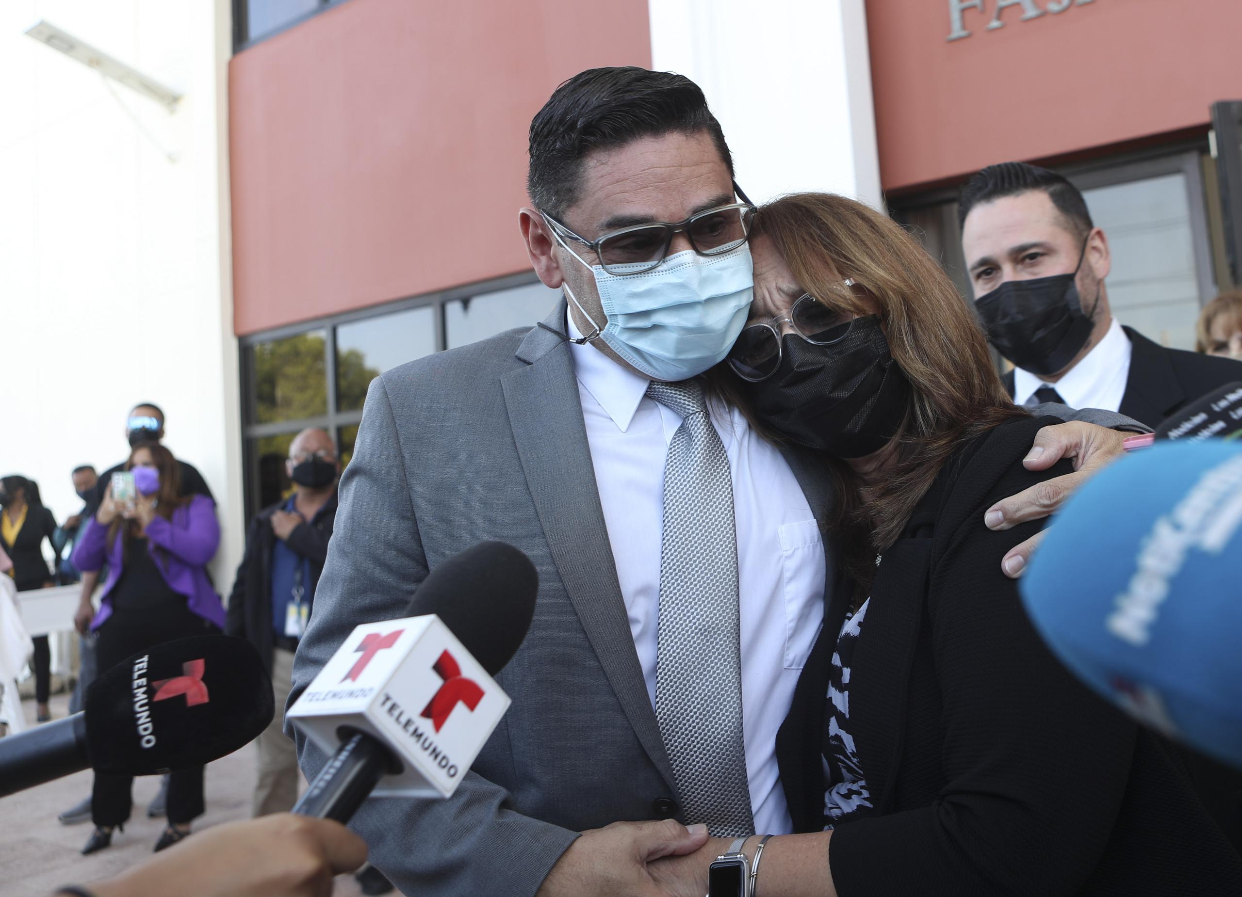 El fiscal Yamil Juarbe se abraza a Nitza Ríos a la salida del Centro Judicial de Fajardo.