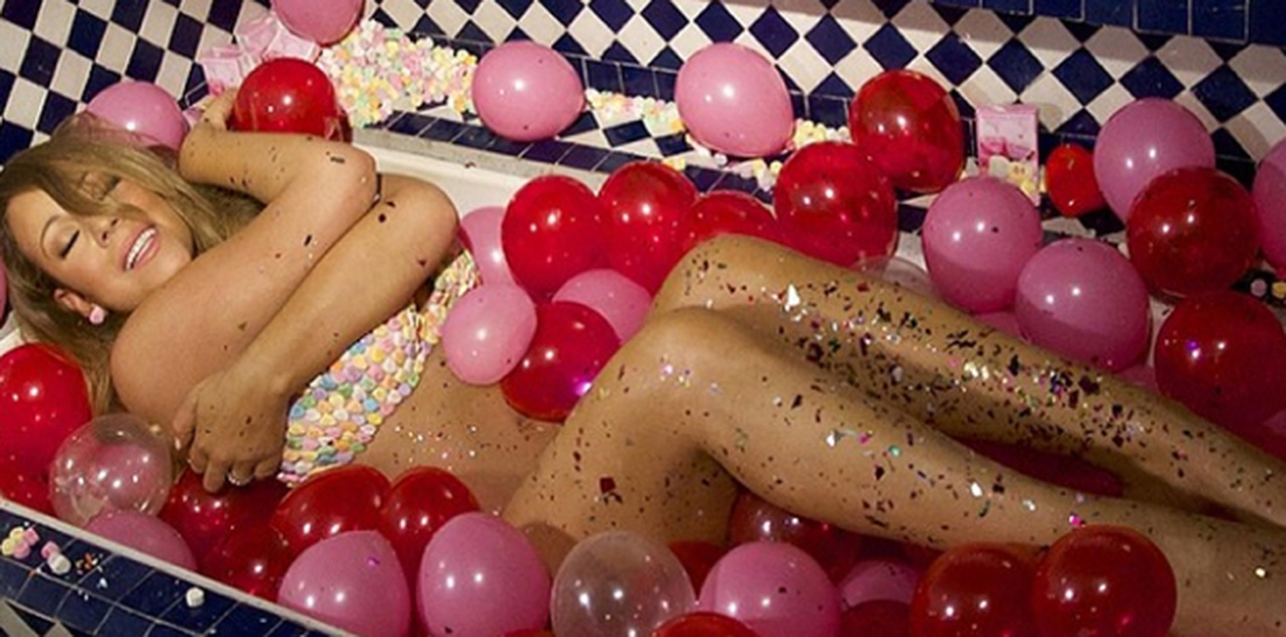Mariah Carey lució su cuerpo esbelto con un sostén de corazones azucarados y mucho brillo. (Instagram)