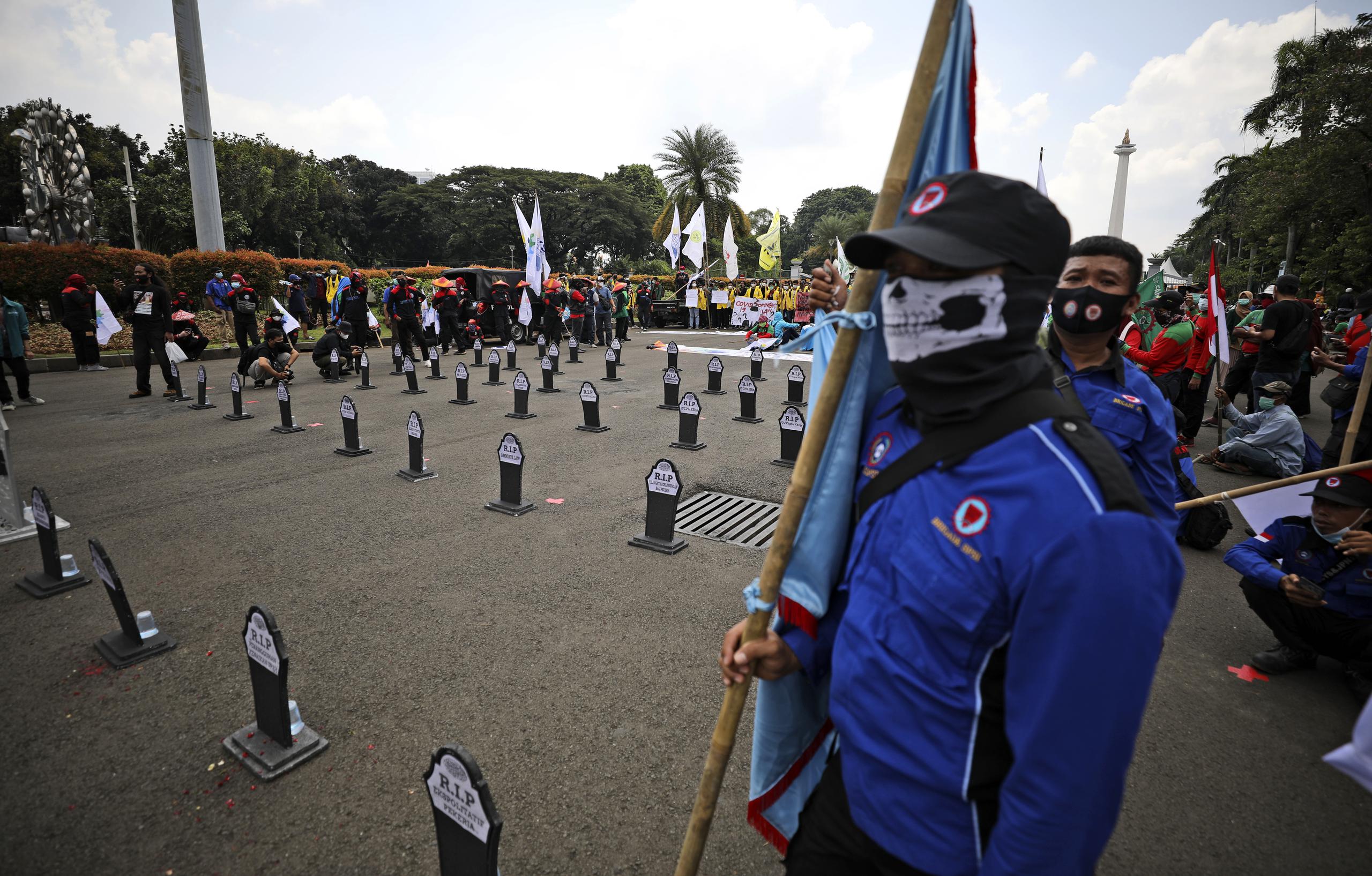 Los trabajadores indonesios se manifestaron con el uso de tumbas ficticias para representar la muerte de los derechos laborales durante una de las protestas en Yakarta.