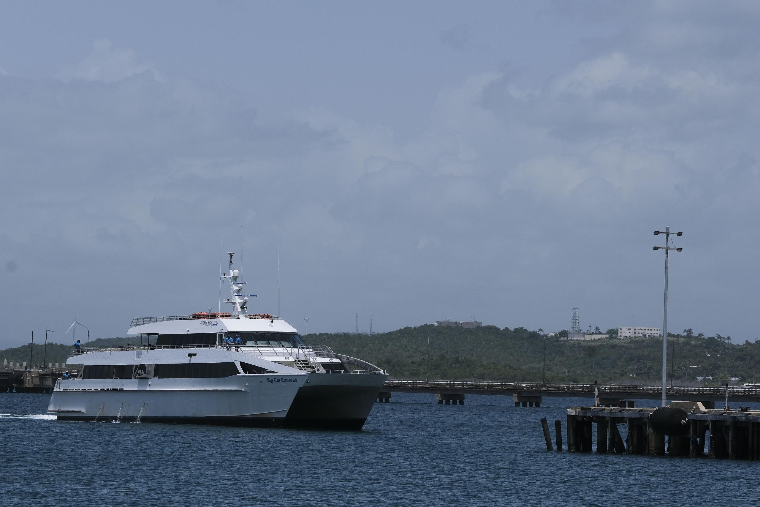 Imagen de una lancha que lleva pasajeros a Vieques y Culebra.