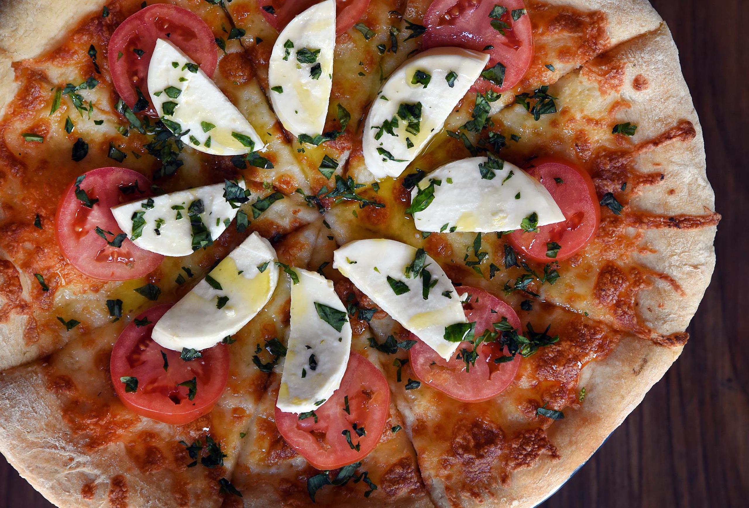 La Capresse es una de las pizzas italianas clásicas, preparadas con salsa de tomate fresca, queso mozzarella y albahaca.