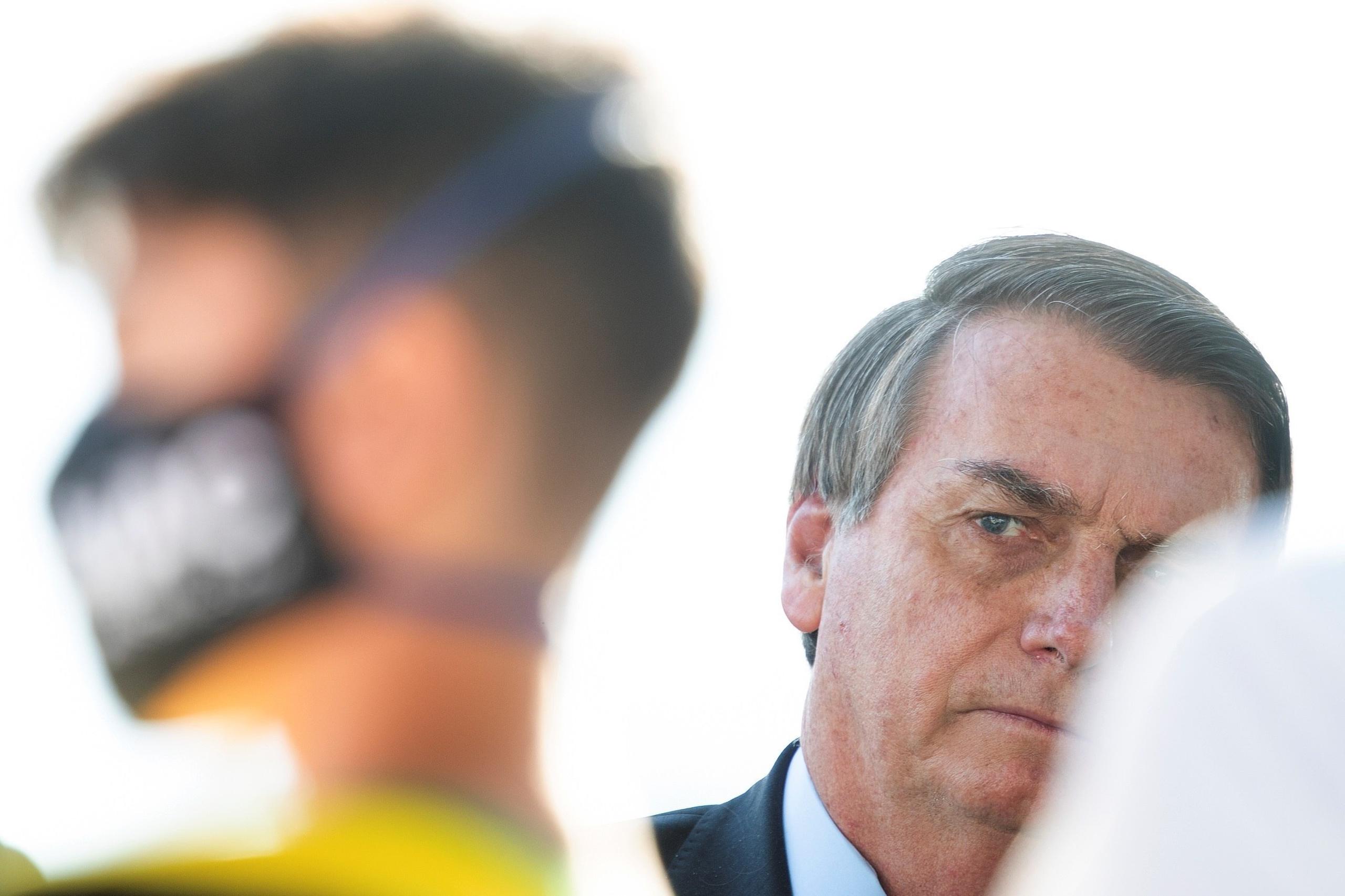 Un aliado de Bolsonaro dijo al periódico O Globo que al menos algunos estados que enviaban cifras al Ministerio de Salud habían mandado datos falsificados, insinuando que estaban exagerando las cifras.