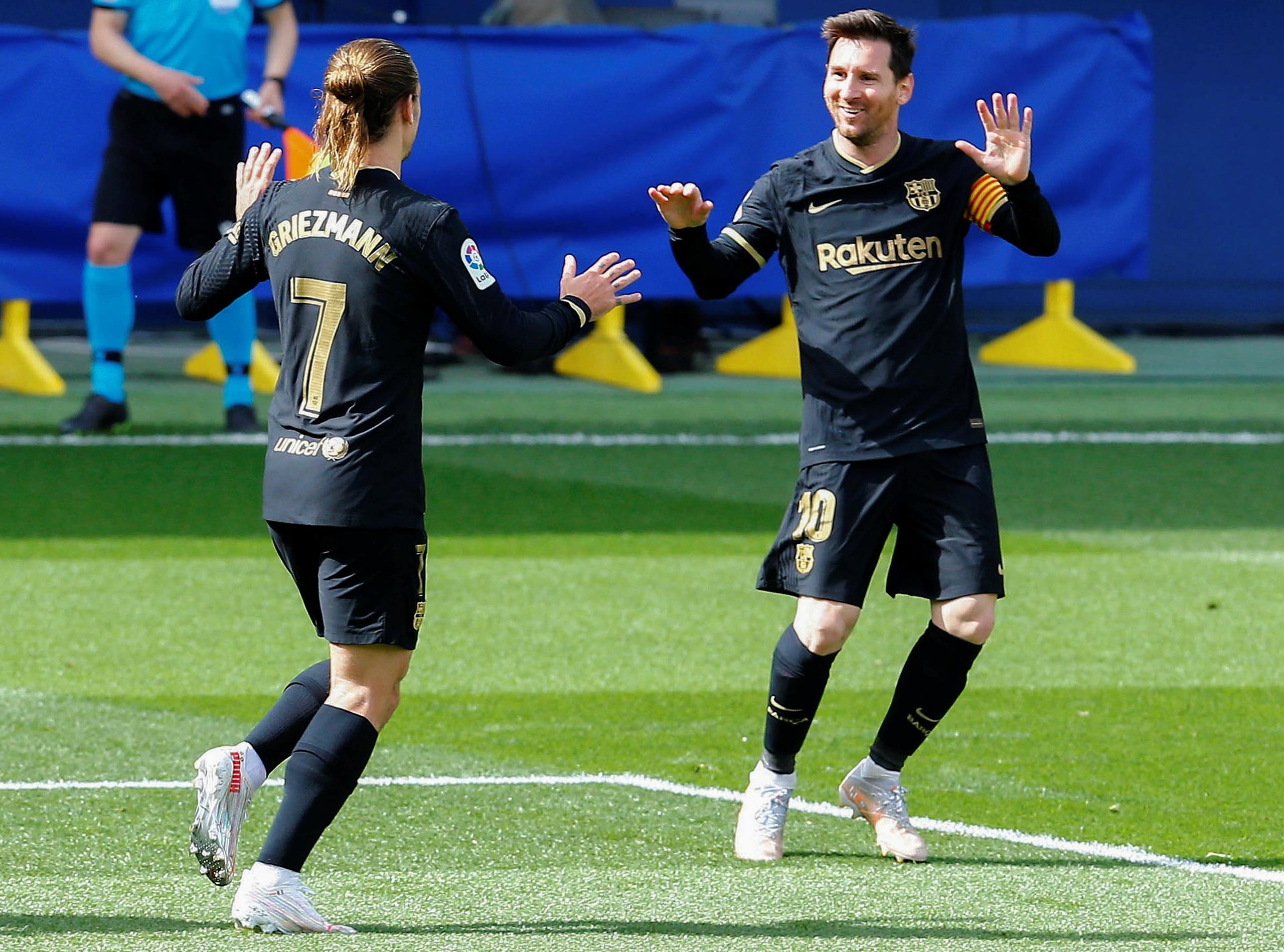 El centrocampista francés del Barcelona Antoine Griezmann y el delantero argentino del Barcelona Leo Messi, celebran el primer gol al Villarreal.