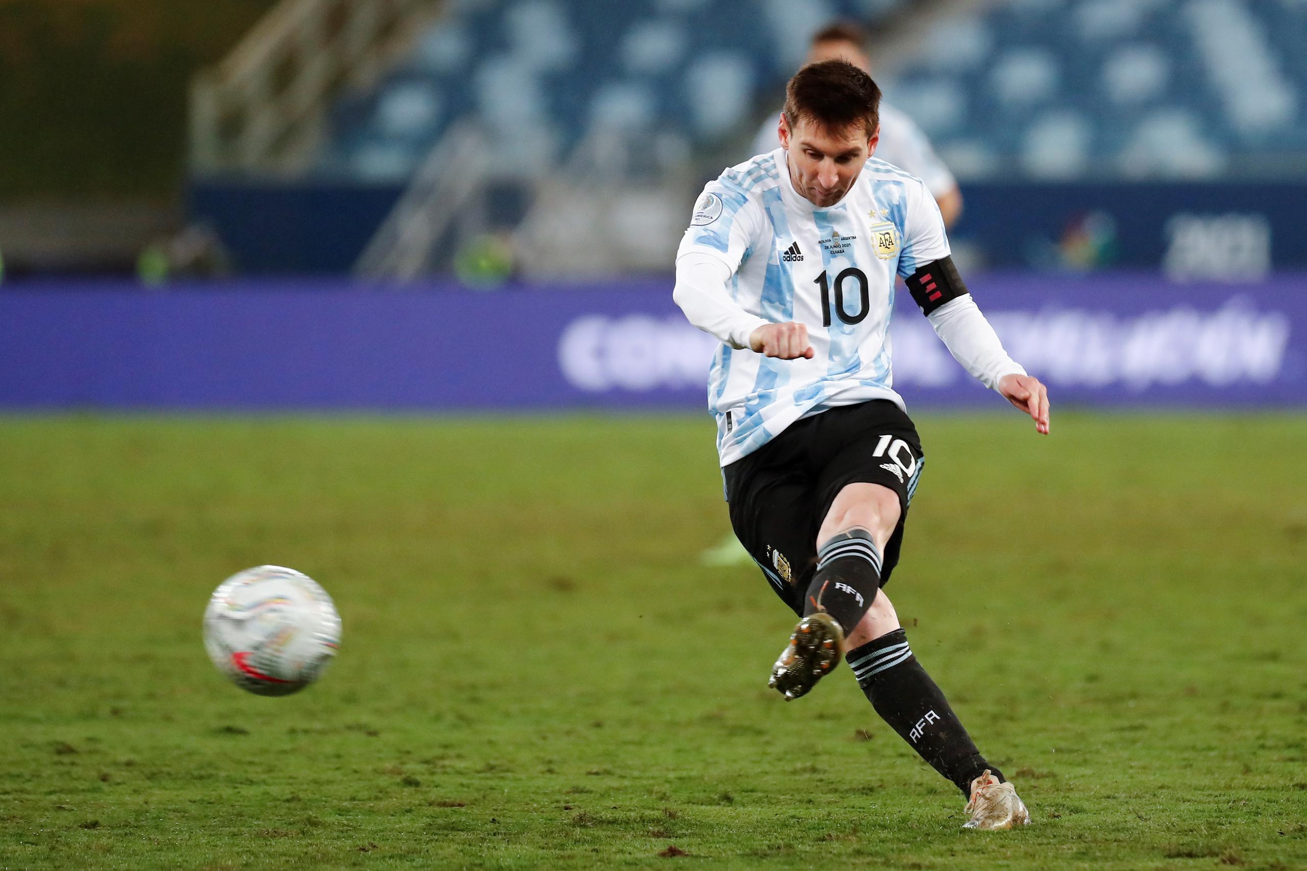 Lionel Messi de Argentina patea un tiro libre en el partido del grupo A entre Bolivia y Argentina de la Copa América en el estadio Arena Pantanal en Cuiabá (Brasil).