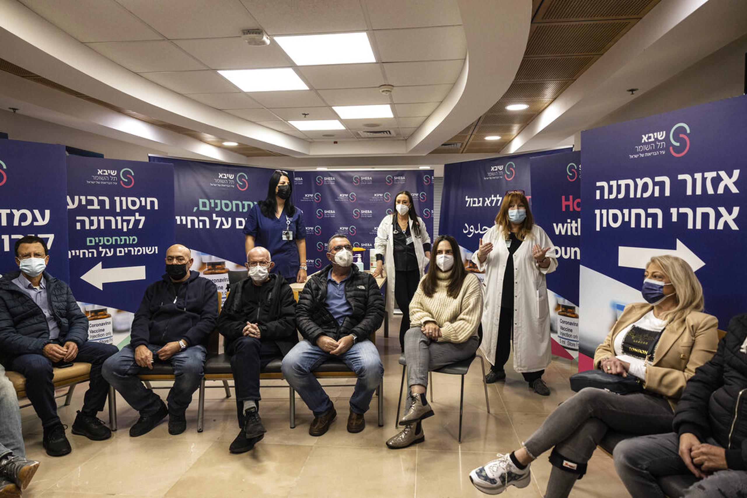La profesora israelí Gila Rahav provee información a los pacientes antes de recibir la cuarta dosis de Pfizer en el Centro Médico Sheba, en Israel, el 31 de diciembre de 2021.