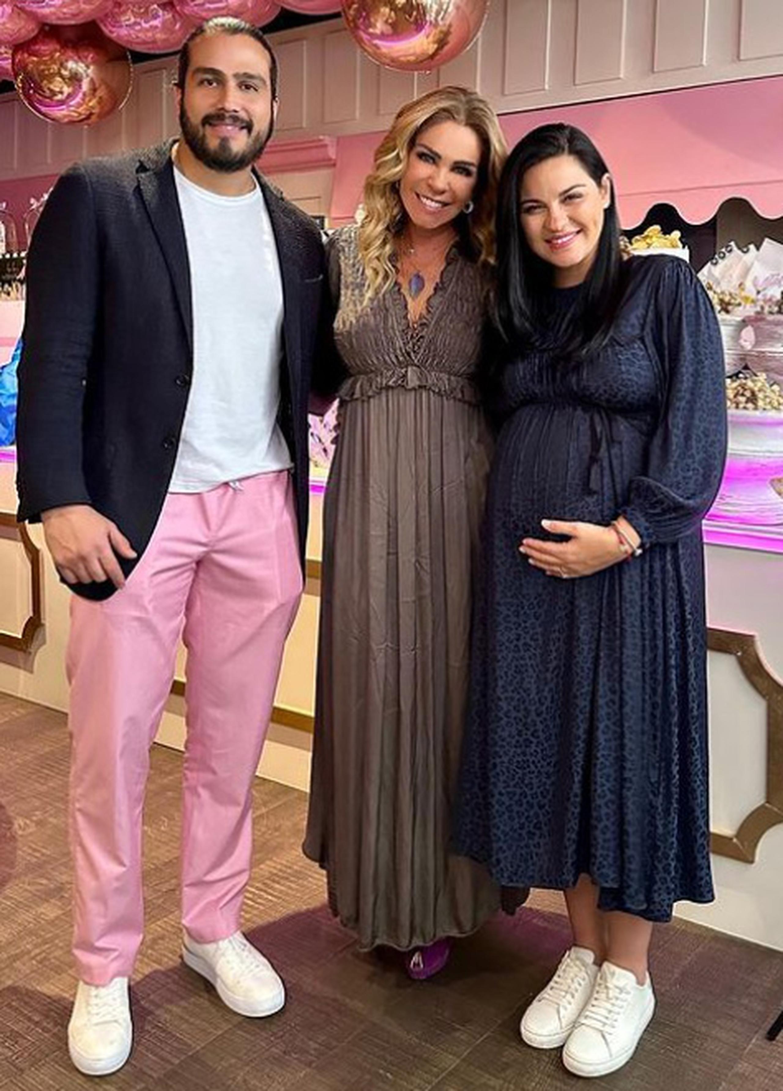 Maite Perroni junto a su esposo, Andrés Tovar, y la presentadora de televisión, Rocío Sánchez Azuara. (Instagram)