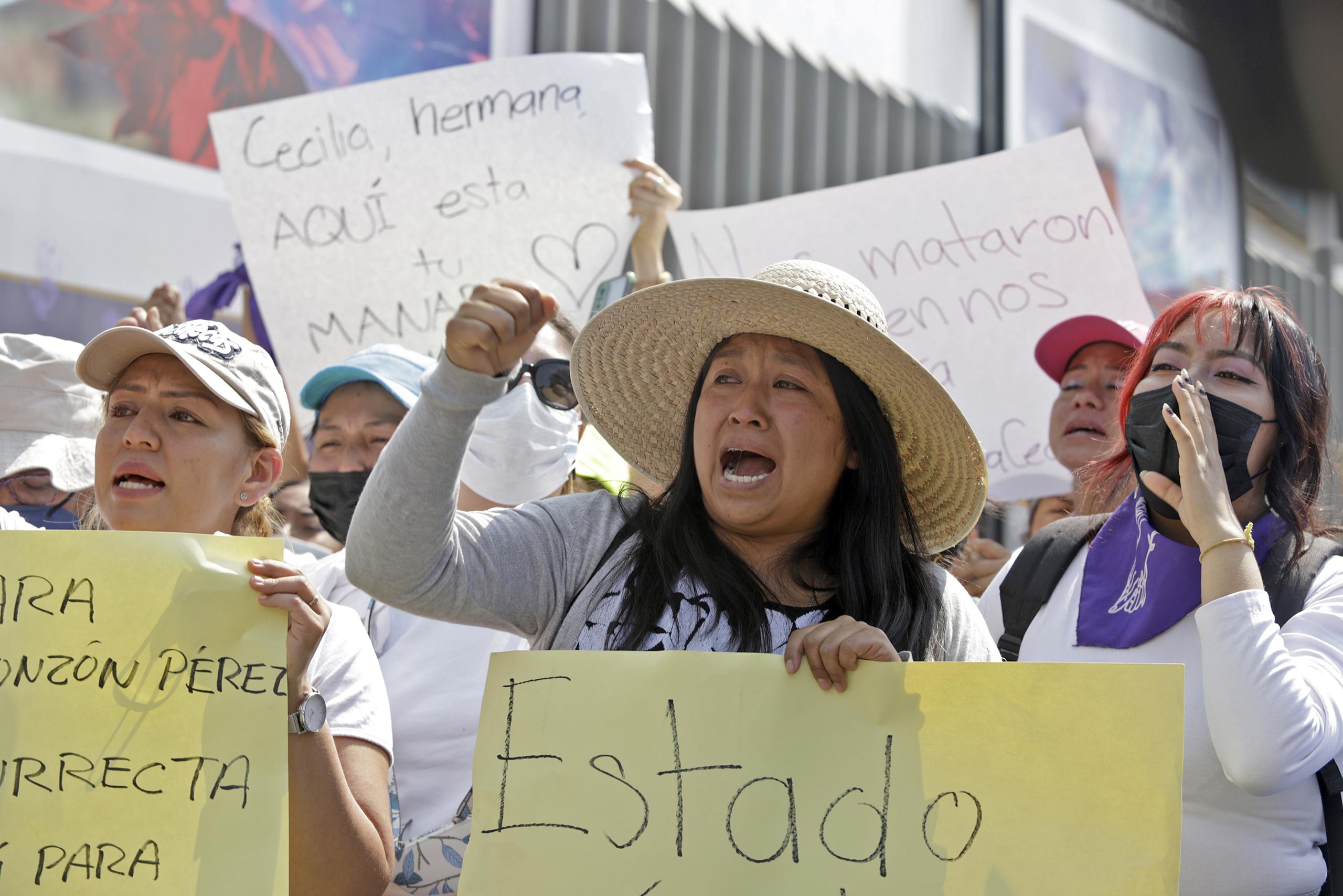 Colectivos feministas y mujeres protestan este domingo, al exterior de la Fiscalía General del Estado (FGE), para exigir justicia por el asesinato de la activista y abogada Cecilia Monzón, en el estado de Puebla (México). EFE/Hilda Ríos
