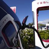 Abren nueva investigación tras quejas de conductores de Tesla