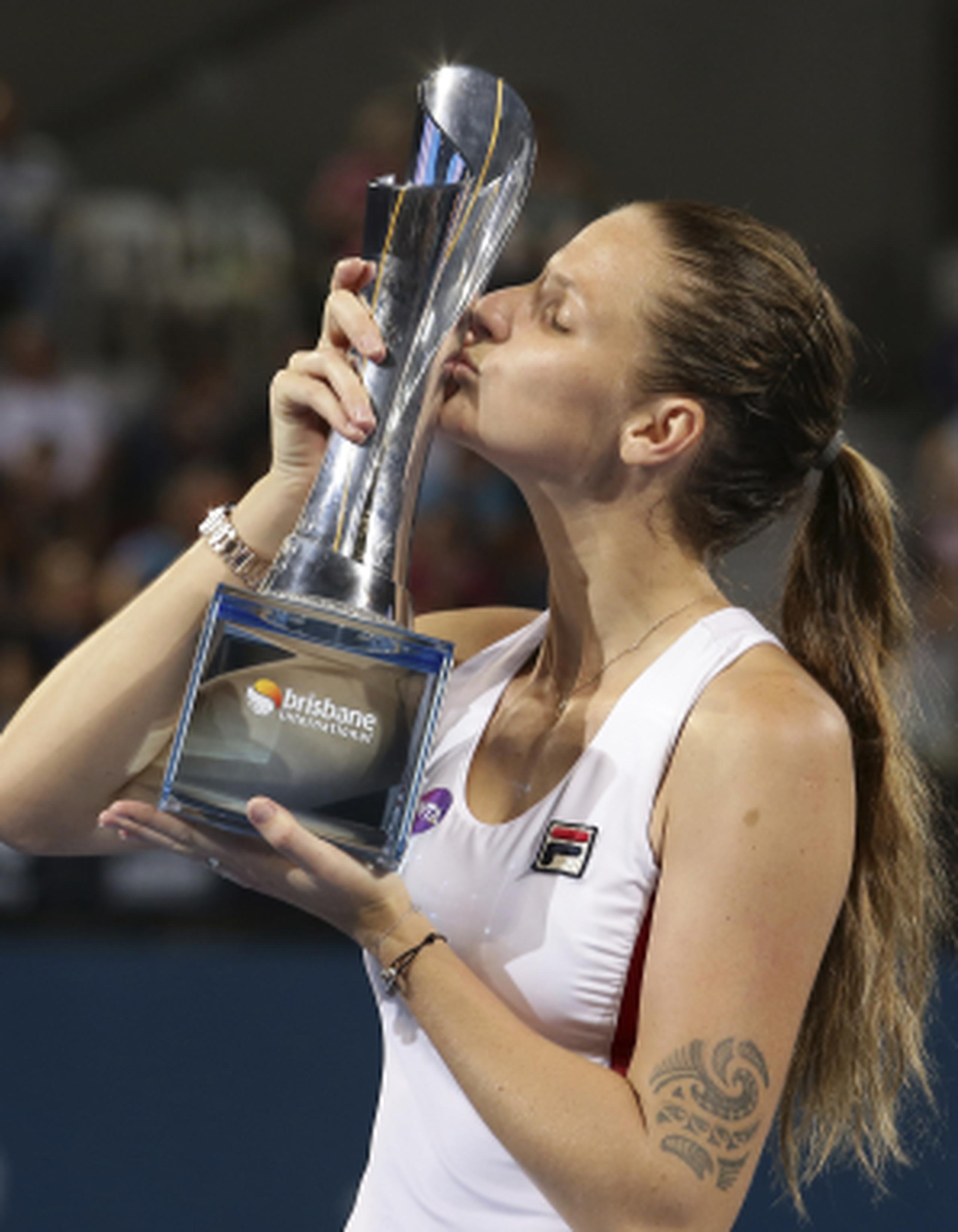 Pliskova besando el trofeo tras su triunfo. (AP)