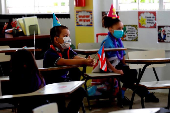 Dos niños durante una clase en la escuela Eugenio María de Hostos en Cayey, en Cayey (Puerto Rico). EFE/ Thais Llorca