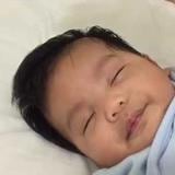 Vídeo muestra cómo bebé se duerme en segundos 
