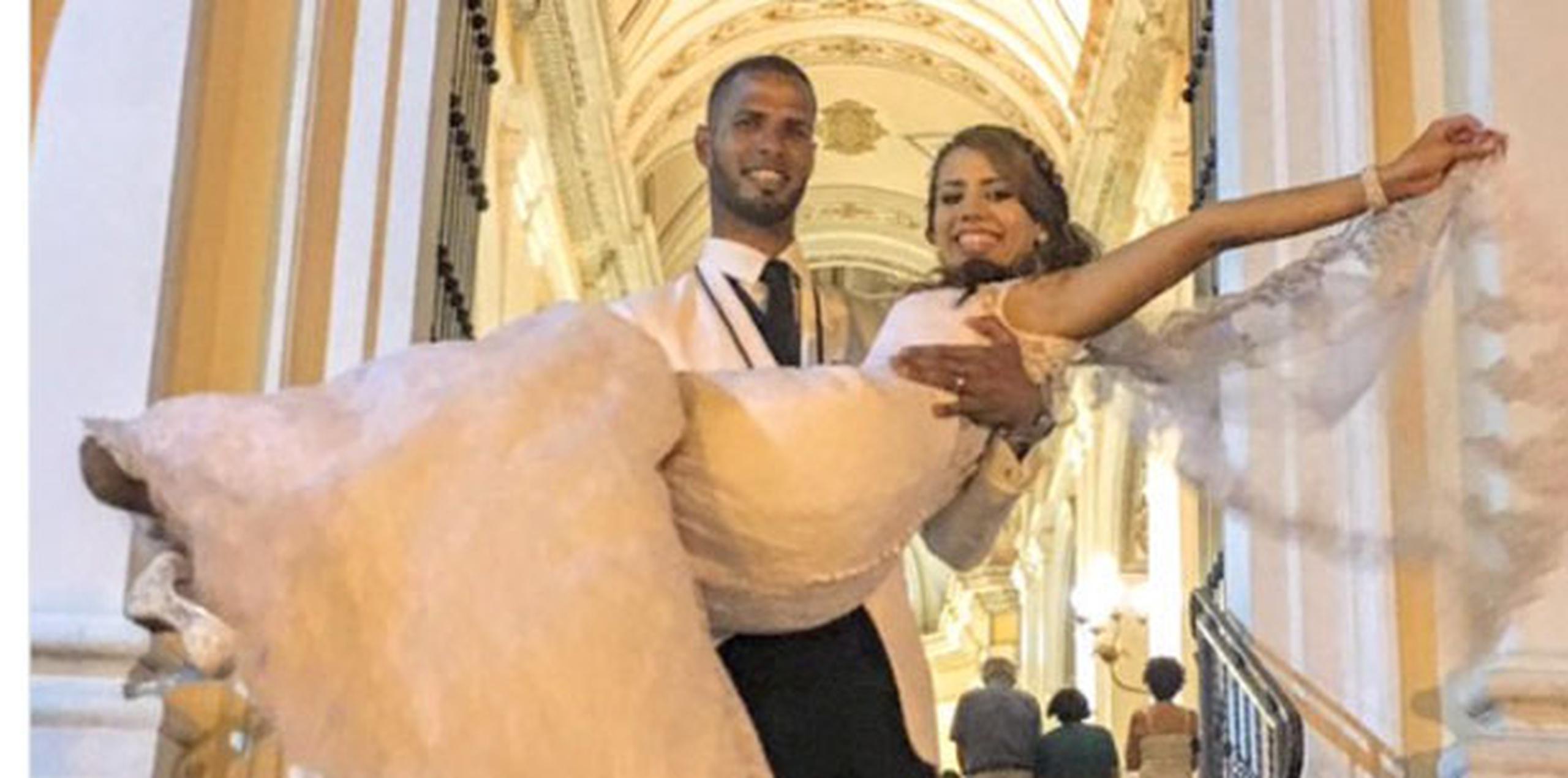 El vallista se casó con Keishla Merced en una ceremonia católica. (Captura Twitter)