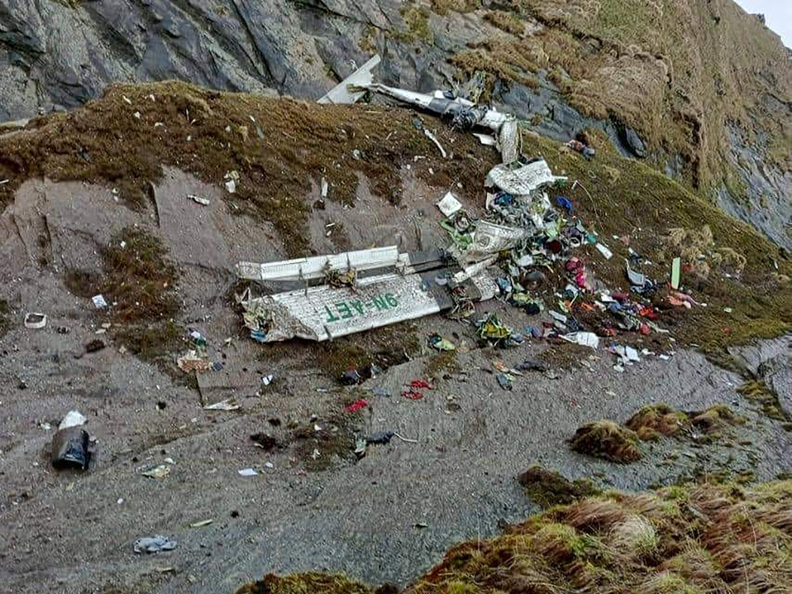 Restos del avión que se estrelló en Nepal con 22 personas a bordo.
