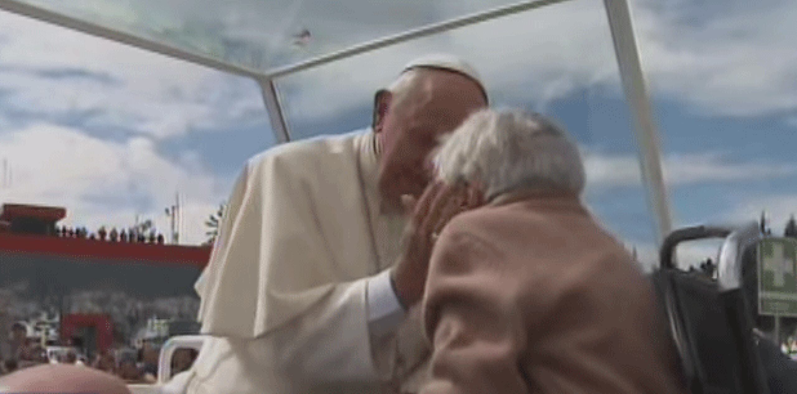 Francisco la recibió con una sonrisa, le dio un beso en la frente, la bendijo y le dijo unas palabras. (YouTube)