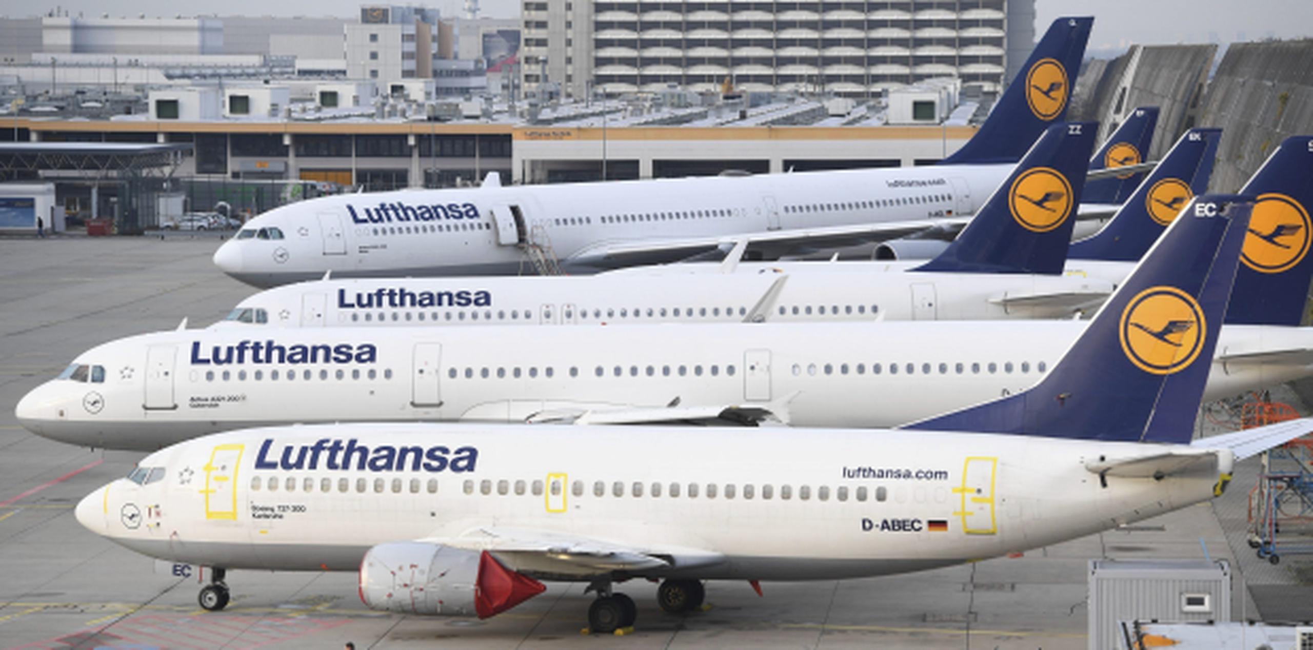 Aviones de Lufthansa permanecen en las instalaciones del aeropuerto de Frankfurt al tiempo que los pilotos de la aerolínea protagonizan una huelga. (EFE/Arne Dedert)

