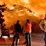 Desalojan comunidades en Grecia por un gran incendio forestal 