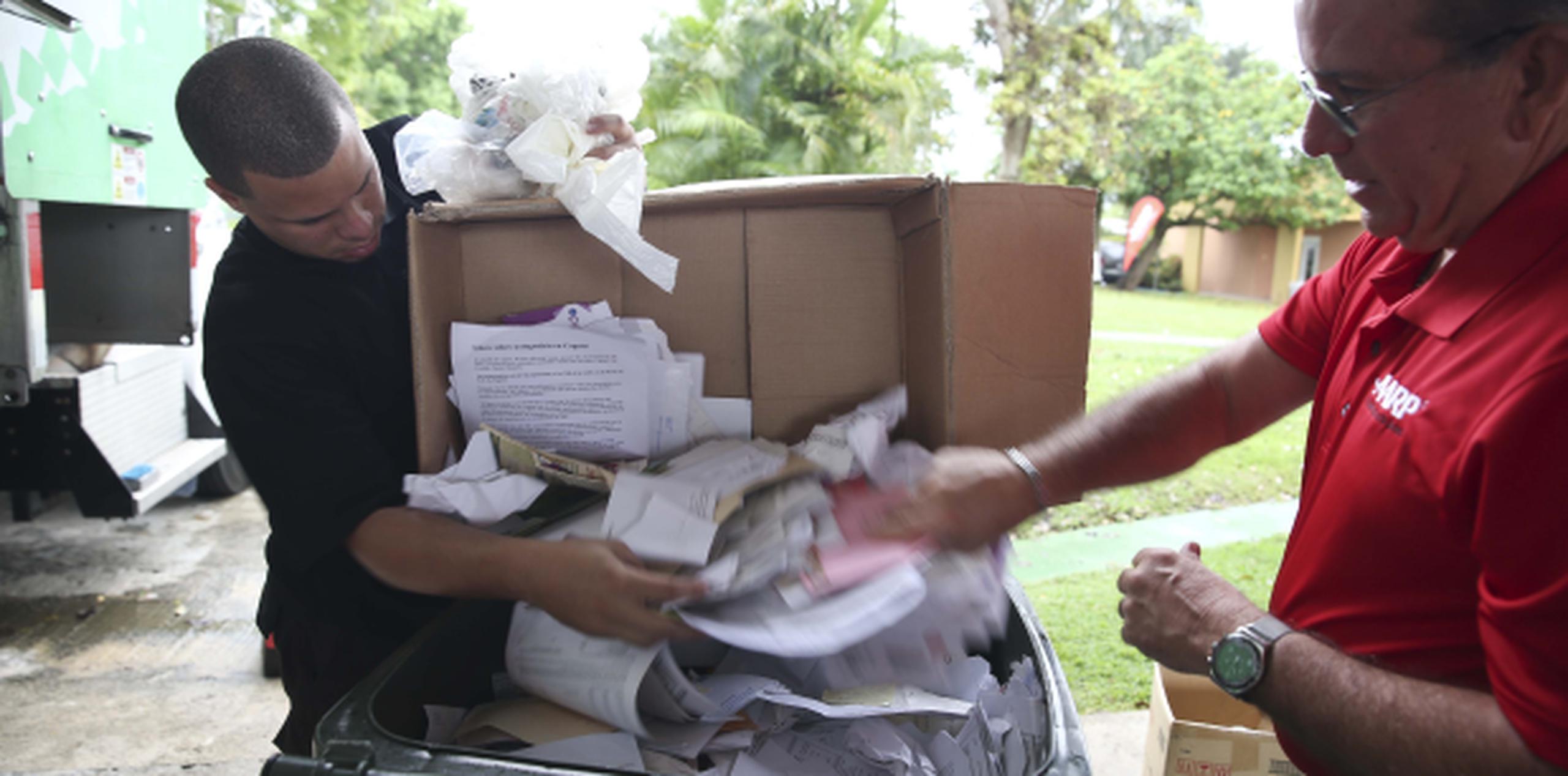 Voluntarios trabajan con documentos que llevó la cuidadanía para ser triturados durante el “Shred Fest 2016” que la AARP realizó en Caguas. (WANDALIZ.VEGA@GFRMEDIA.COM)
