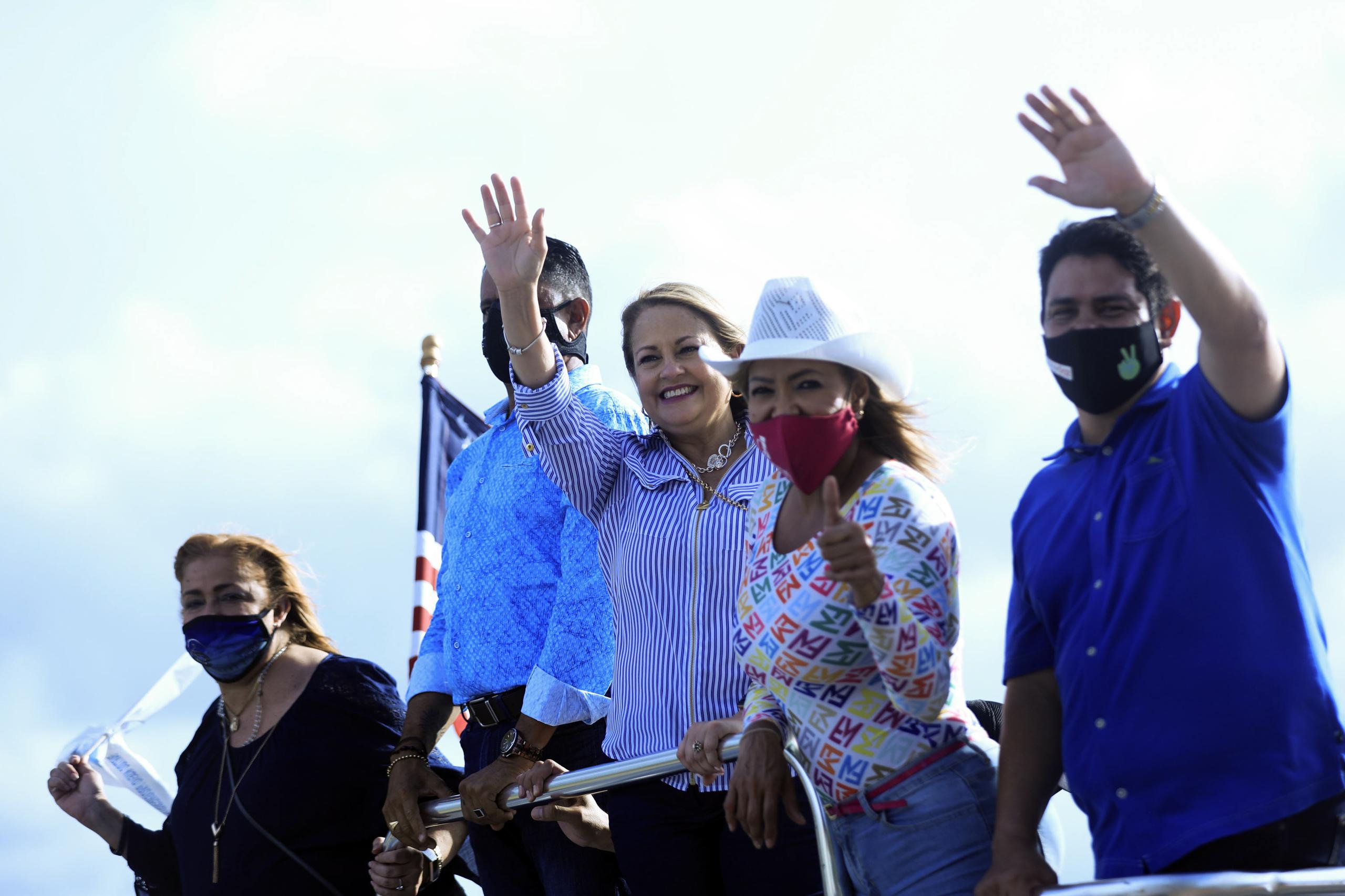 La gobernadora Wanda Vázquez, sin mascarilla, durante una caravana reciente en Guaynabo.