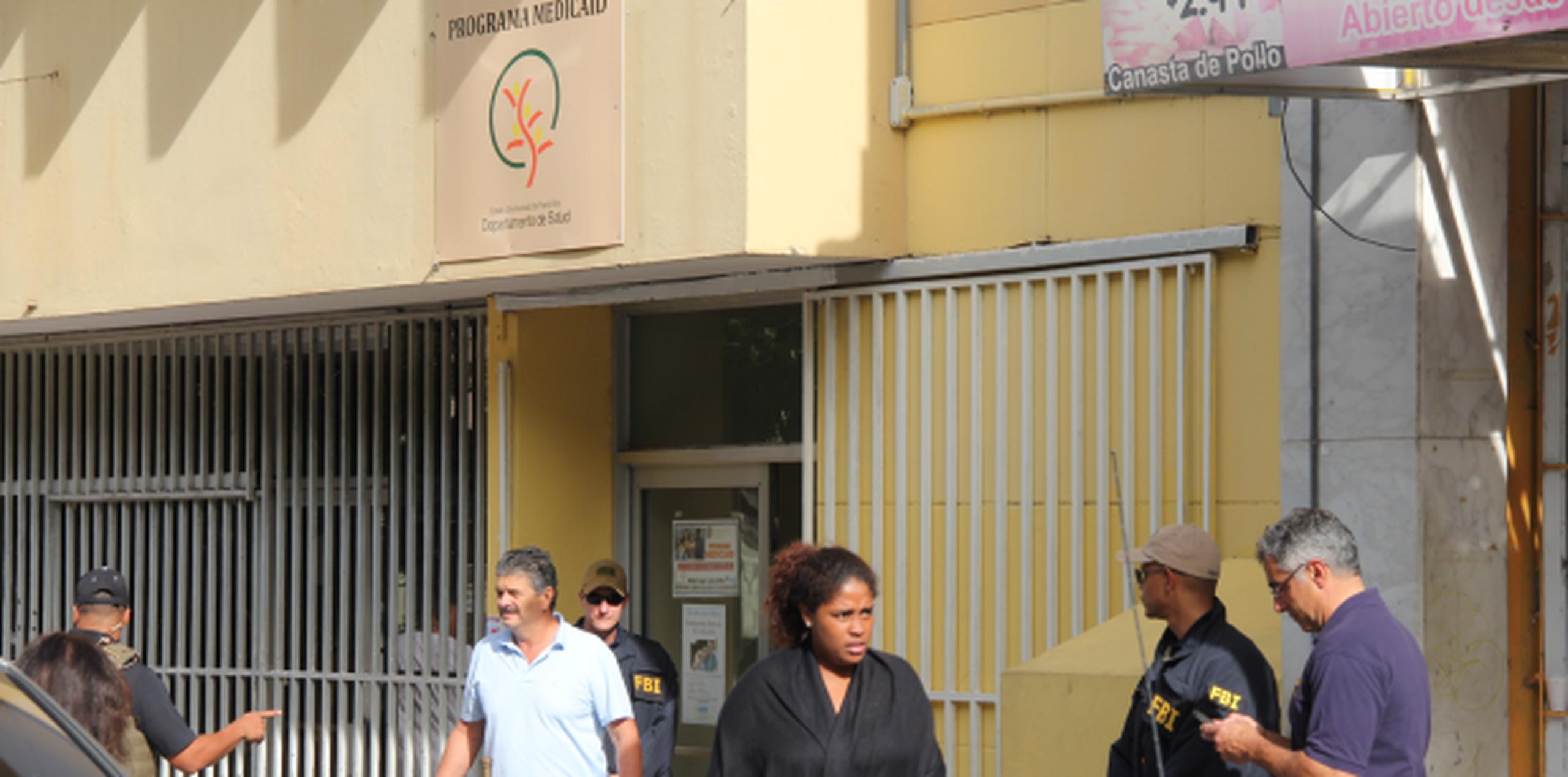 Los agentes, aquí en la oficina de Río Piedras, ordenaron el desalojo de ciudadanos y empleados mientras diligencian la orden de allanamiento. (Alex.figueroa@gfrmedia.com)