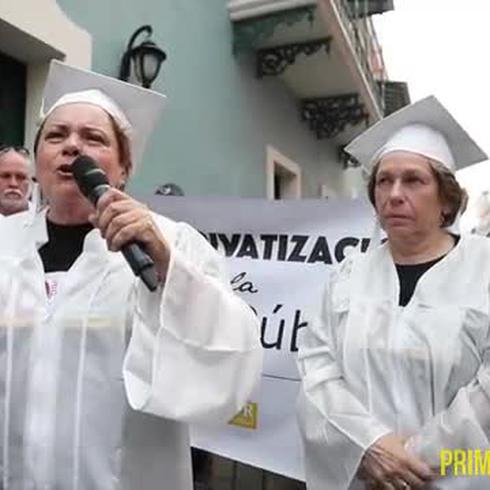 Protestan en togas para oponerse a la reforma educativa