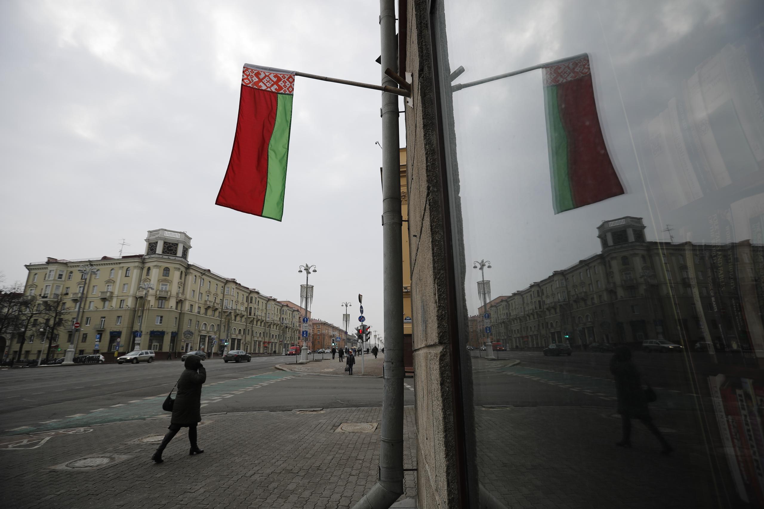 La bandera bielorrusa en una calle en Minsk, Bielorrusia, el 16 de febrero del 2022.   (Foto AP/Alexander Zemlianichenko Jr)
