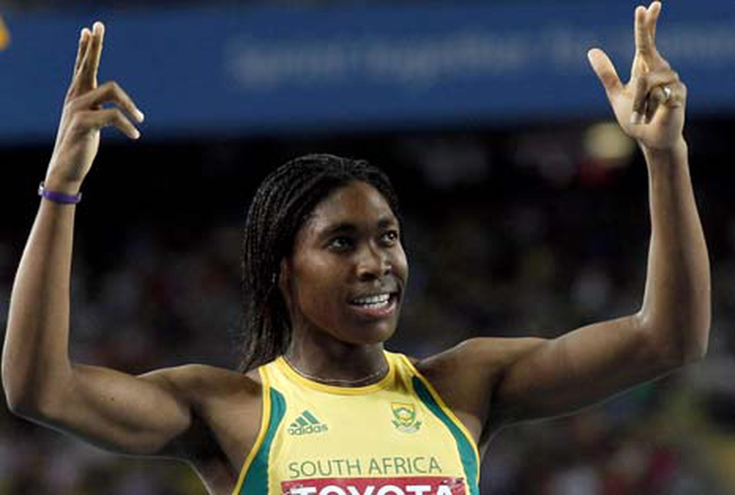 La atleta sudafricana Caster Semenya celebra su segunda posición en la final de los 800m mujeres en el Mundial de Atletismo de Daegu.(EFE)