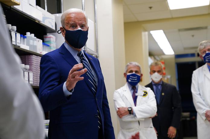 Joe Biden visitó el complejo de los Institutos Nacionales de Salud, en las afueras de Washington, D.C.