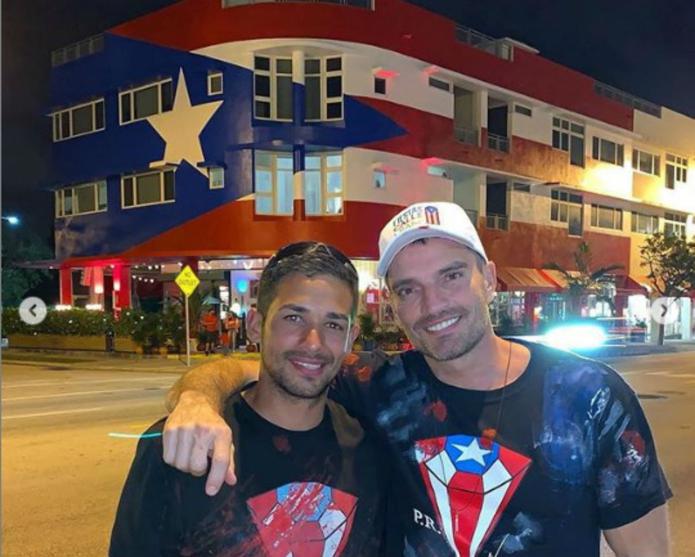 Julián Gil posa orgulloso ante su restaurante "La Placita" en Miami. (Instagram)