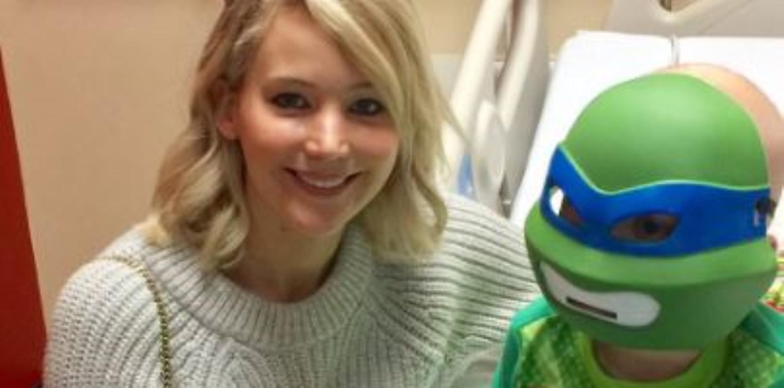 Personas particulares colocaron fotos en las redes sociales, incluyendo fotos de Lawrence con un niño disfrazado de un personaje de las Teenage Mutant Ninja Turtles. (Foto/Twitter)