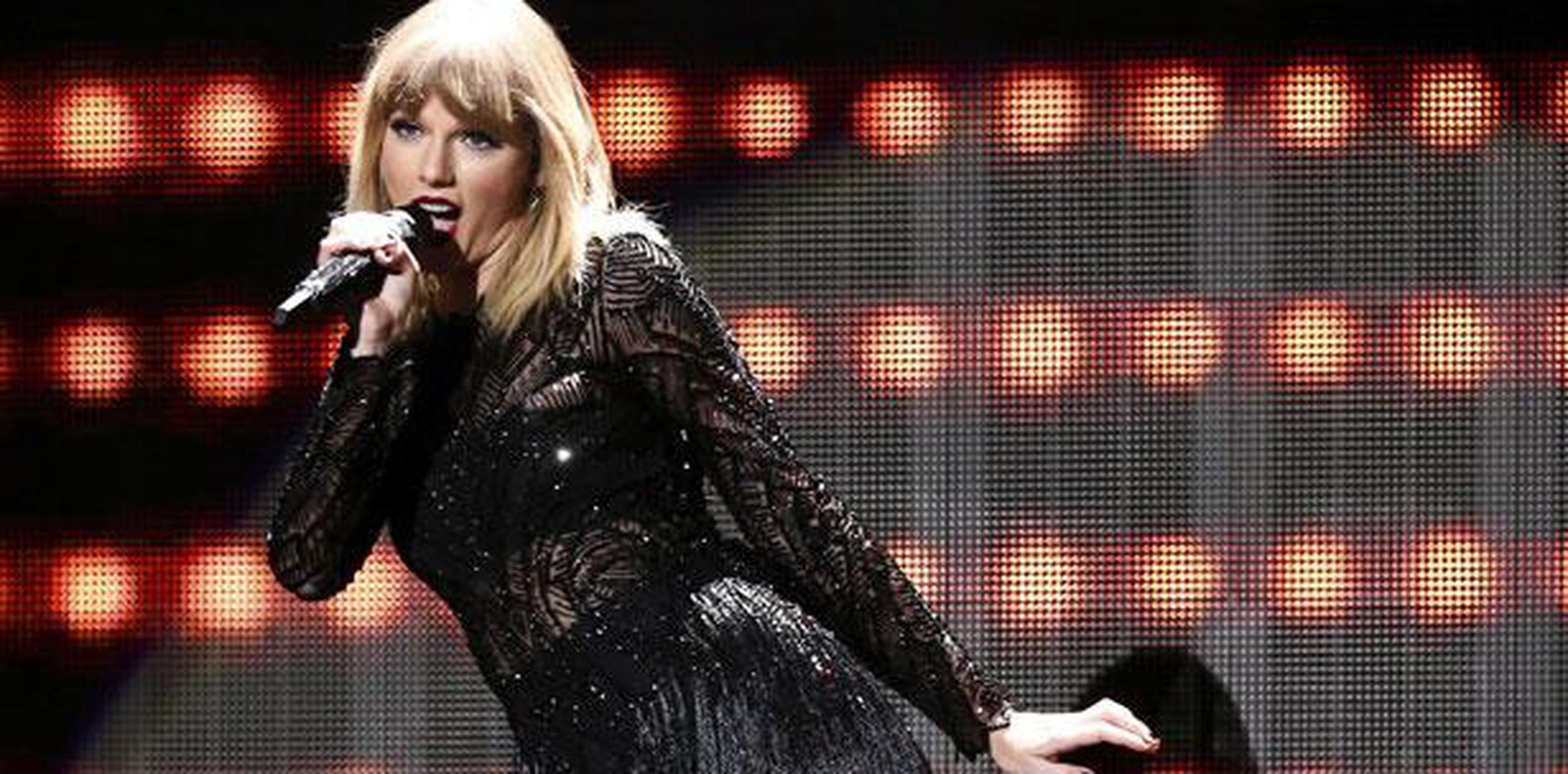 Con su desempeño esta semana, Taylor Swift logró además romper el récord femenino de mayor número de reproducciones semanales de una canción. (Archivo)