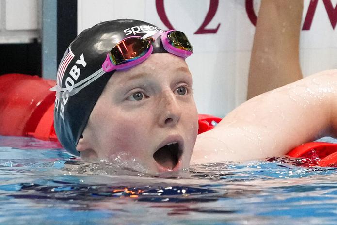 La estadounidense Lydia Jacoby reacciona a su triunfo en la final de 100 metros estilo pecho en los Juegos Olímpicos 2020, el 27 de julio de 2021, en Tokio.