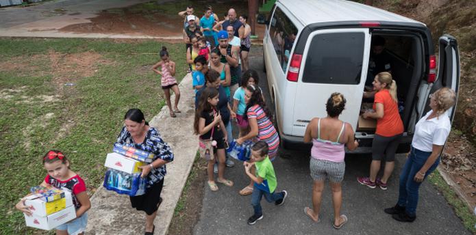 Personas llegan hasta un centro comunal en Las Marías para recibir víveres, algo que no ocurre en Maricao, según se denunció. (Para Primera Hora / Jorge Ramírez Portela)
