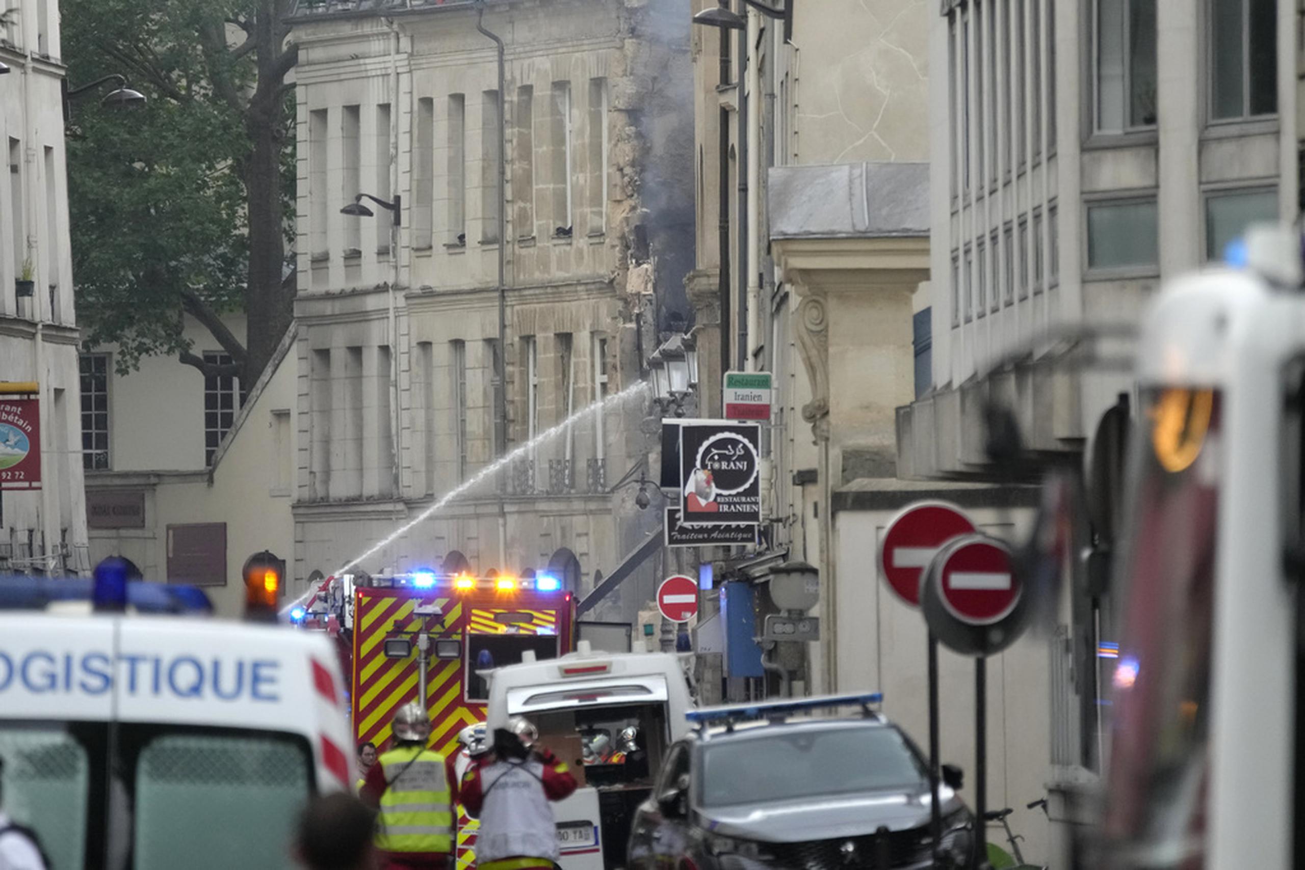 La explosión se produjo hacia las 5:00 p.m. hora local y rápidamente las fuerzas del orden acordonaron la zona, mientras en el interior trabajaban 267 bomberos con 70 vehículos.