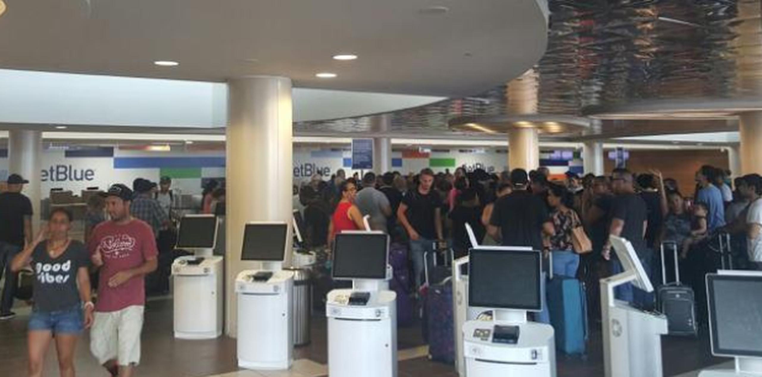 No llegan a 20 los vuelos que están saliendo desde el aeropuerto internacional Luis Muñoz Marín. (Archivo)