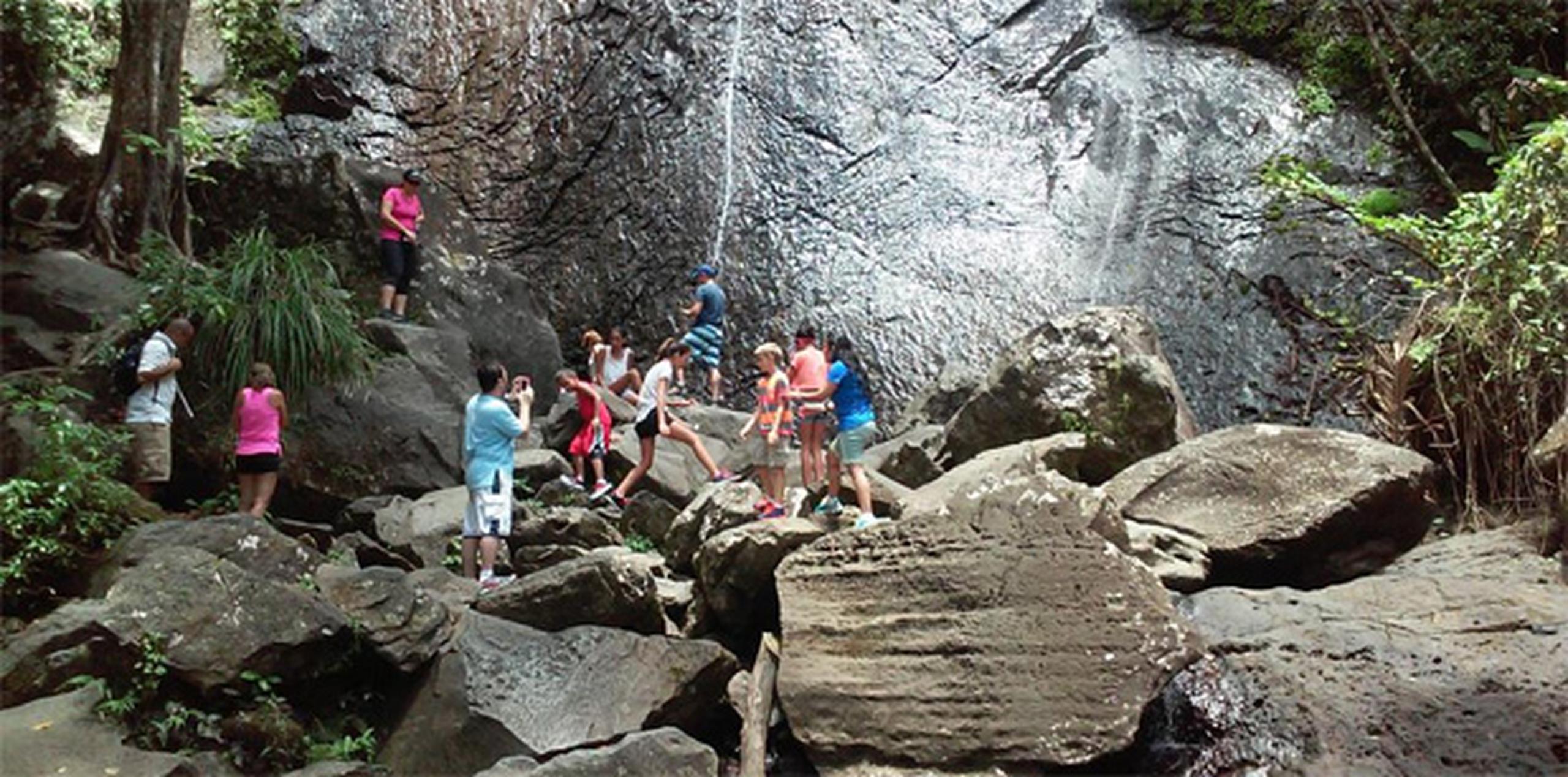 Turistas que acuden a la zona se dan cuenta que la famosa cascada de La Coca tiene menos agua. (Twitter/hperez1933)